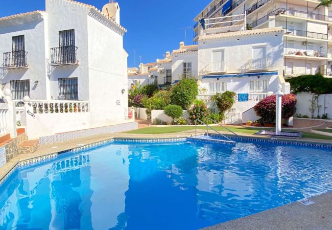 Piscine commune à Urbanización Bajamar Nerja entourée de maisons blanches