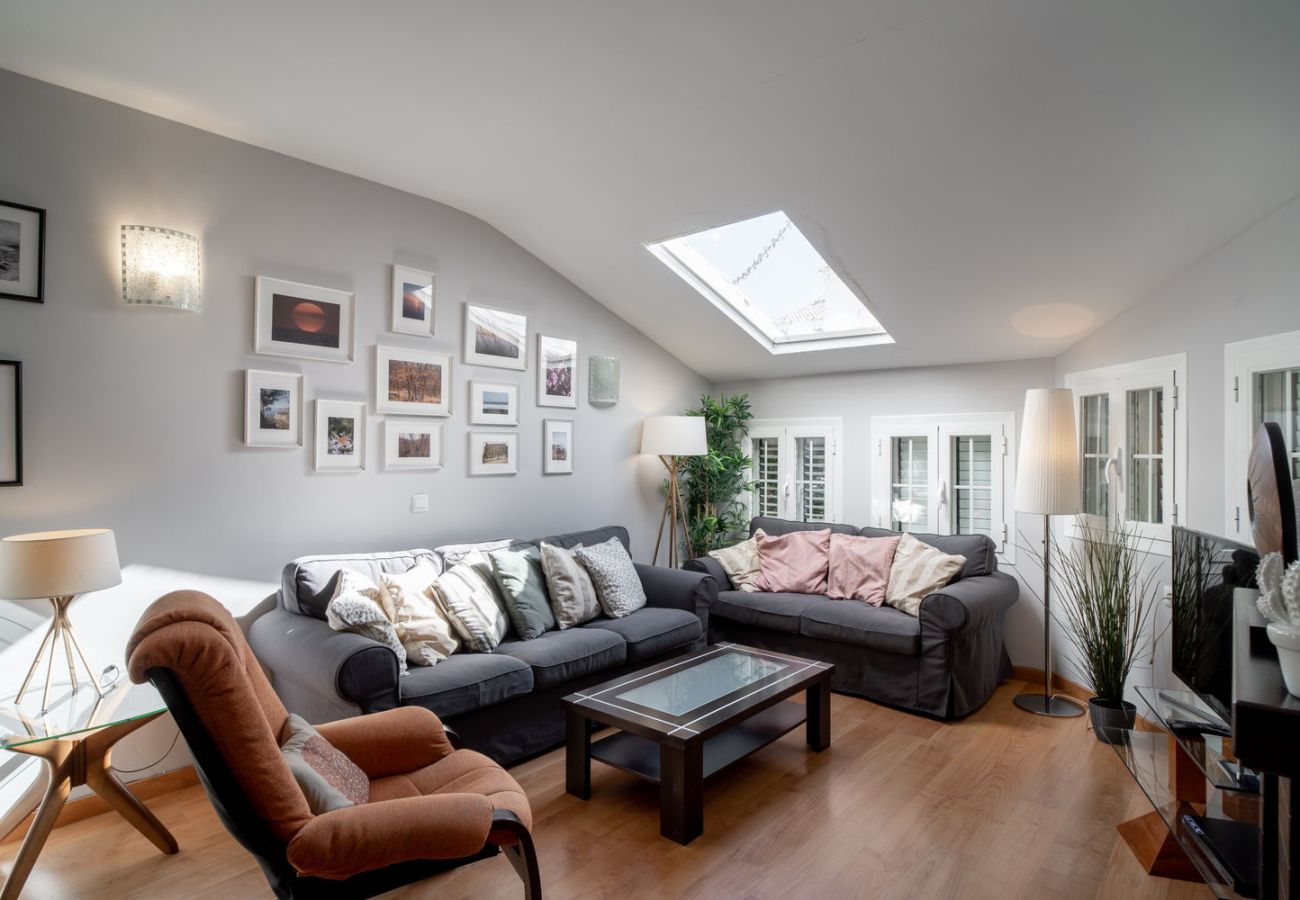 Salon spacieux avec climatisation et canapés en maison de vacances à Nerja