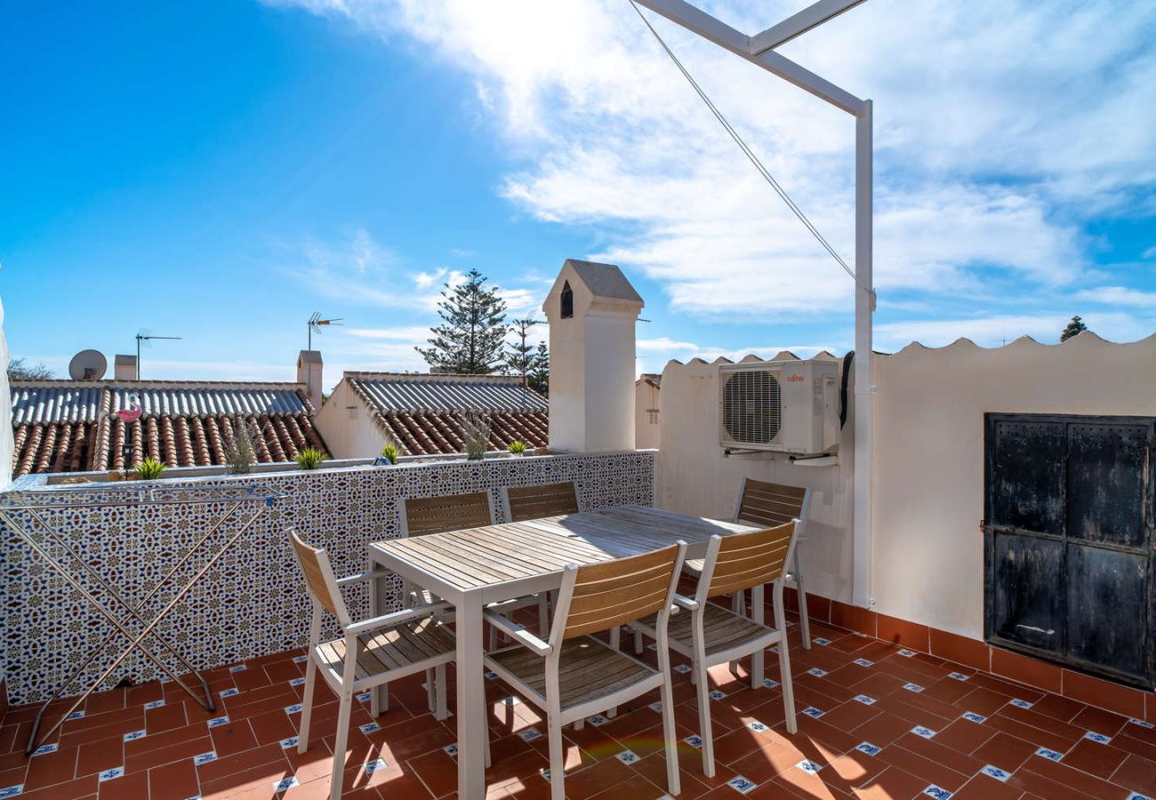Terrasse privée sur le toit avec coin repas et barbecue à Nerja