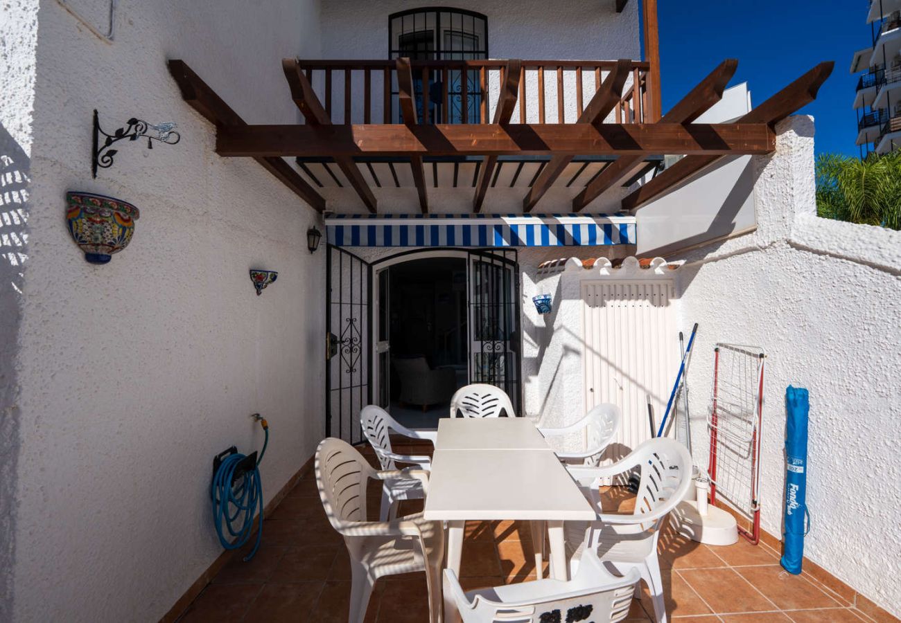 Terrasse privée avec transats et coin repas extérieur à Nerja.