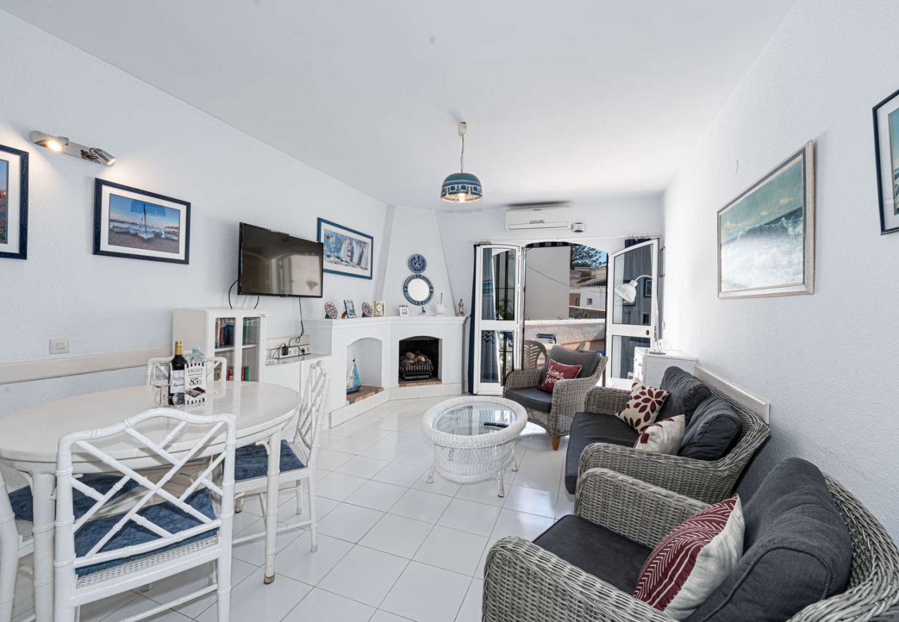 Salon et salle à manger avec climatisation et accès direct à la terrasse privée.