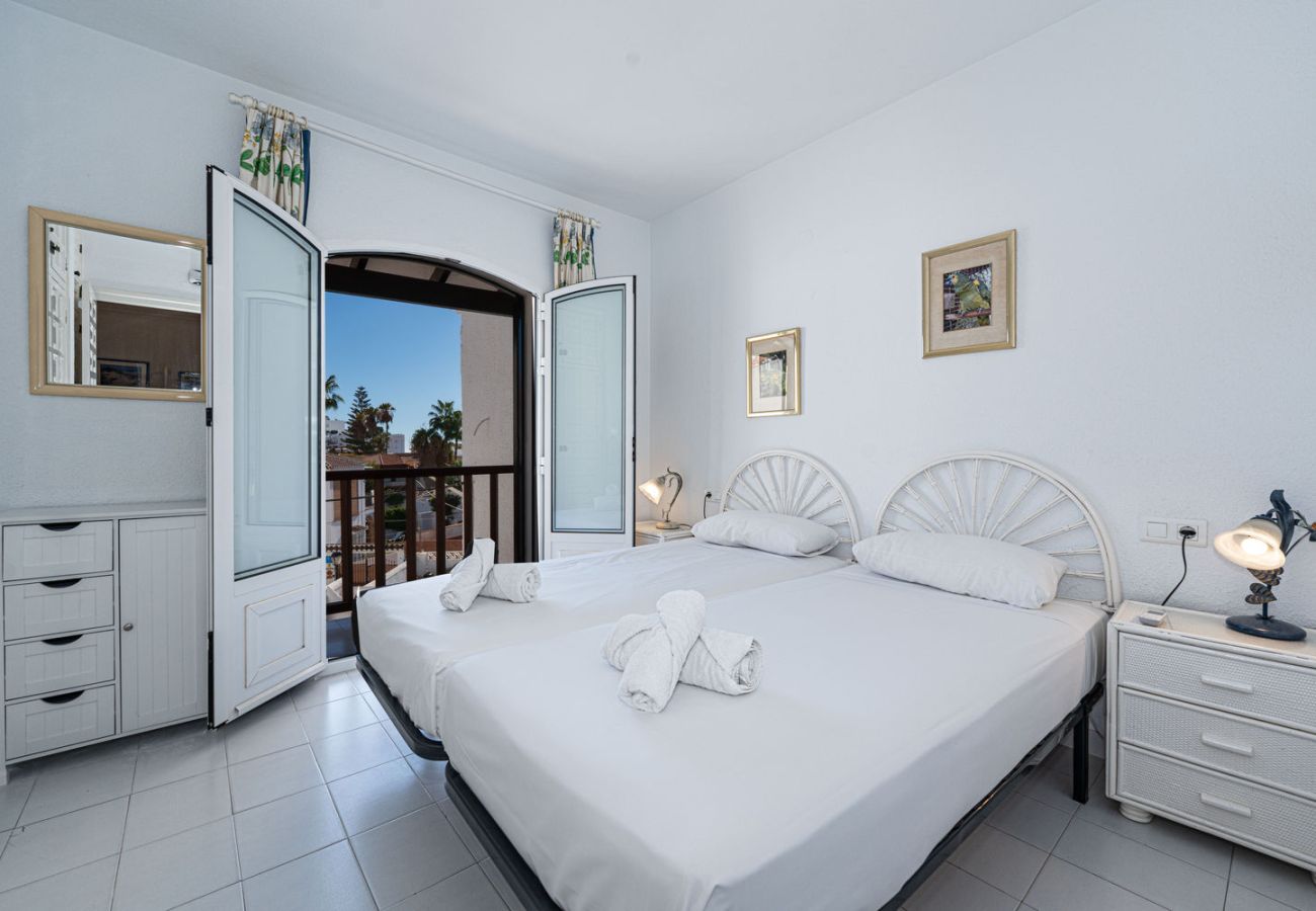 Chambre avec deux lits simples dans une maison de vacances à Nerja.