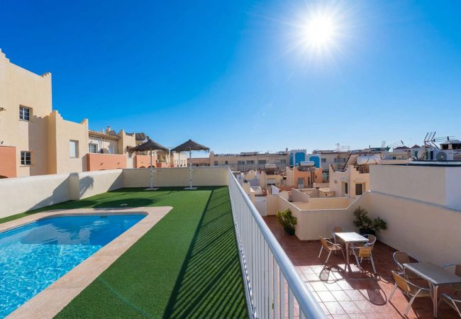 Piscine communautaire sur le toit avec transats à Nerja Torrecilla.