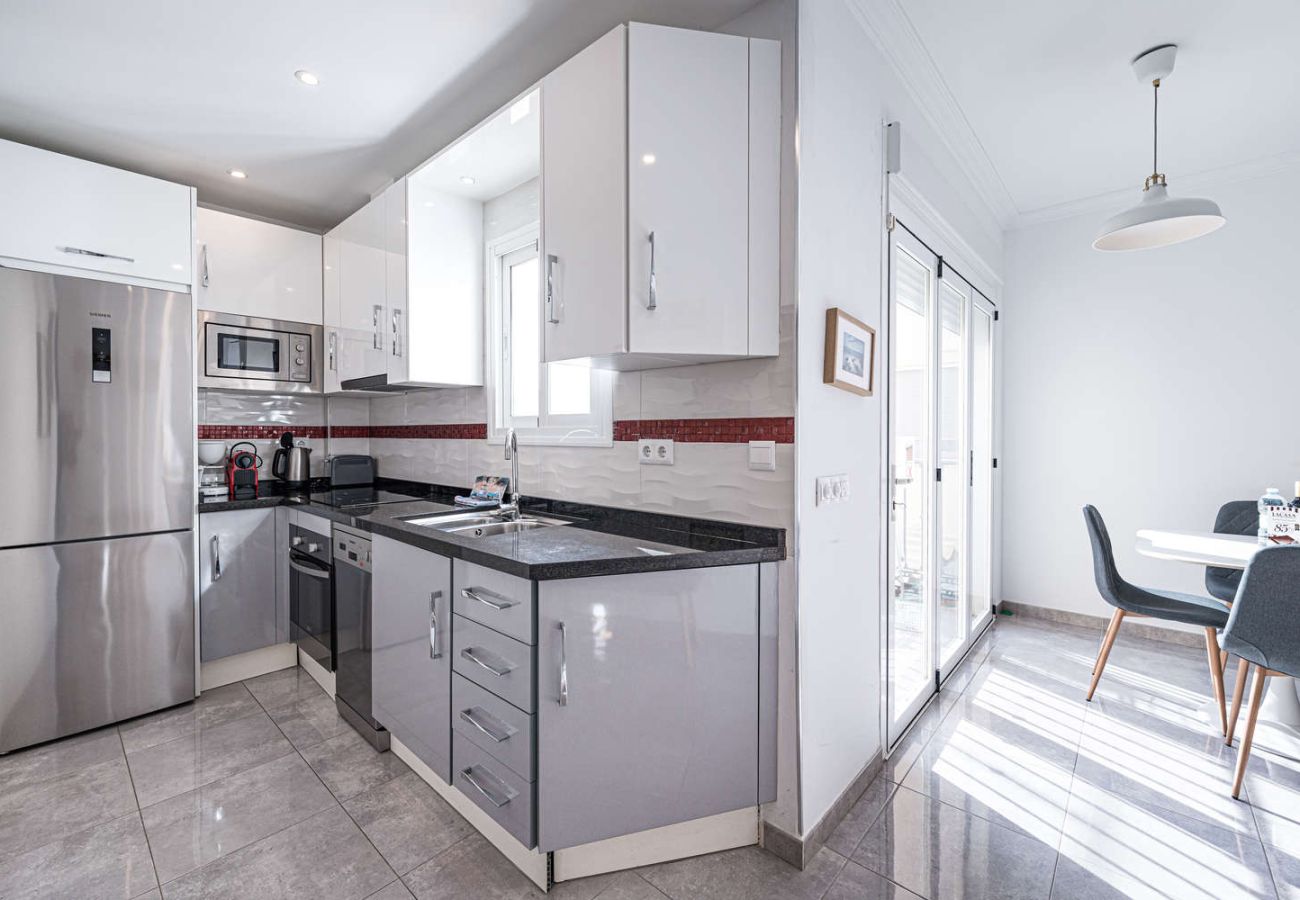 Cuisine moderne entièrement équipée dans un appartement de vacances à Nerja.