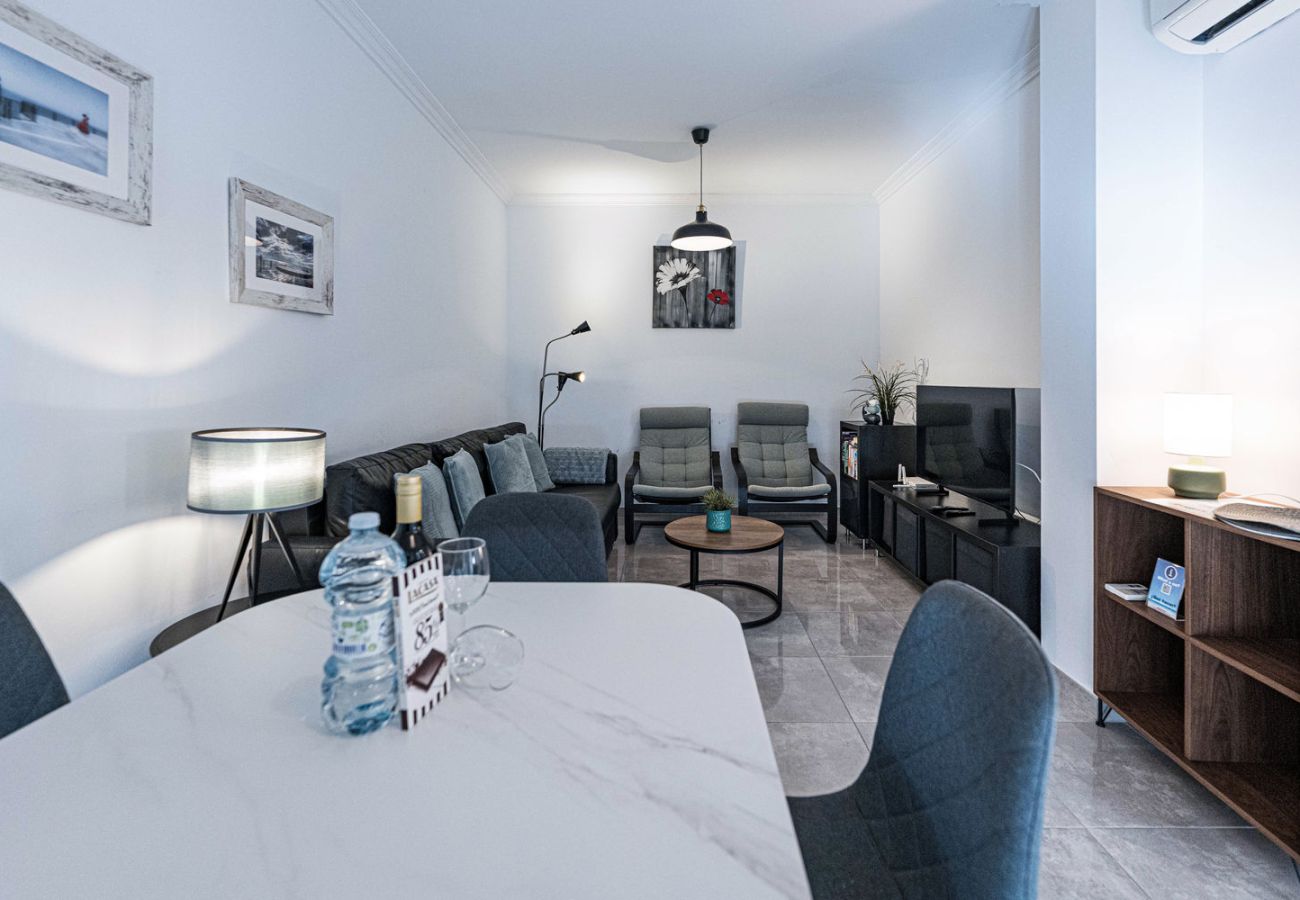 Salon moderne rénové dans un appartement à Nerja proche de la plage.