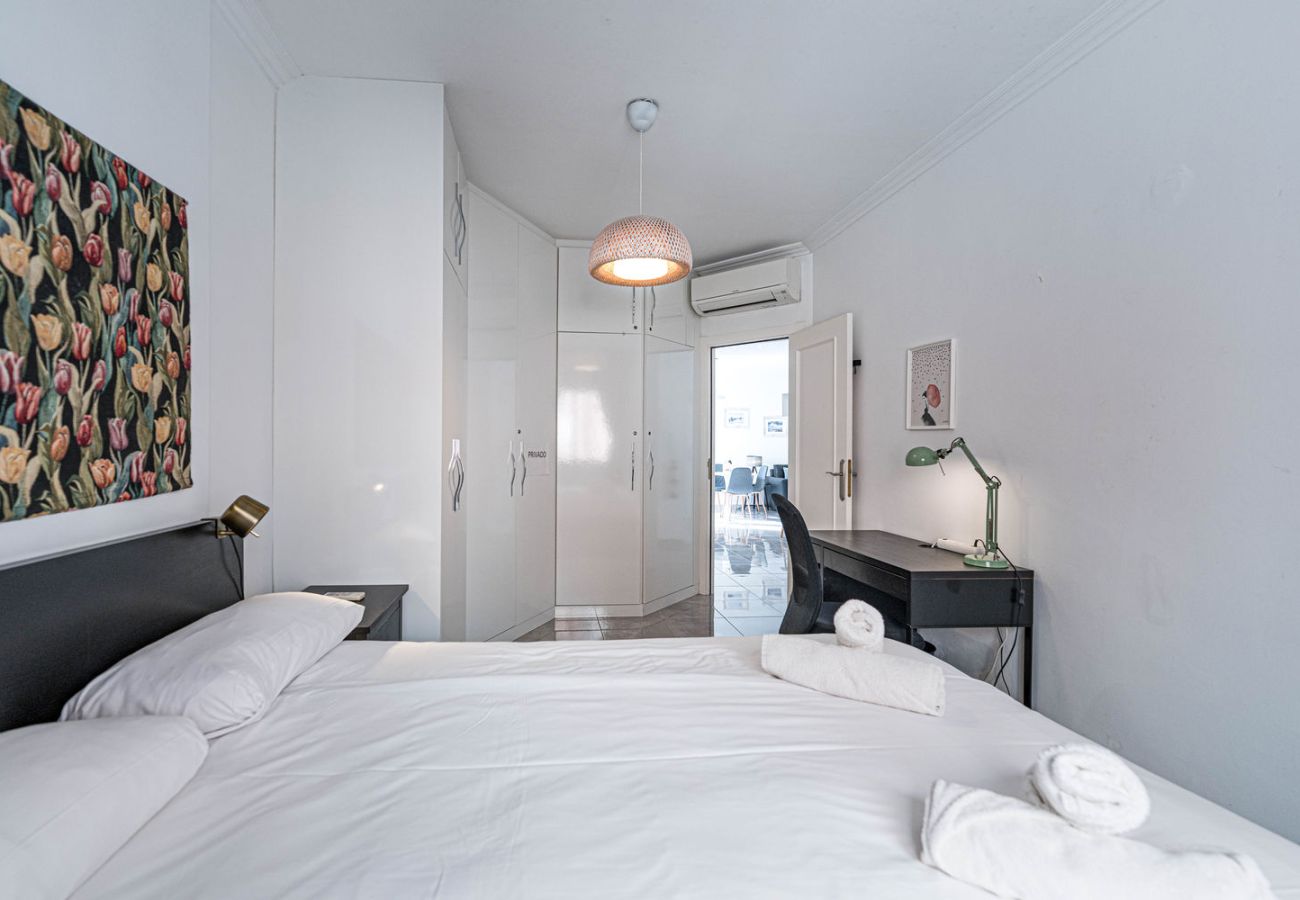 Chambre double avec espace de travail pour le télétravail à Nerja.