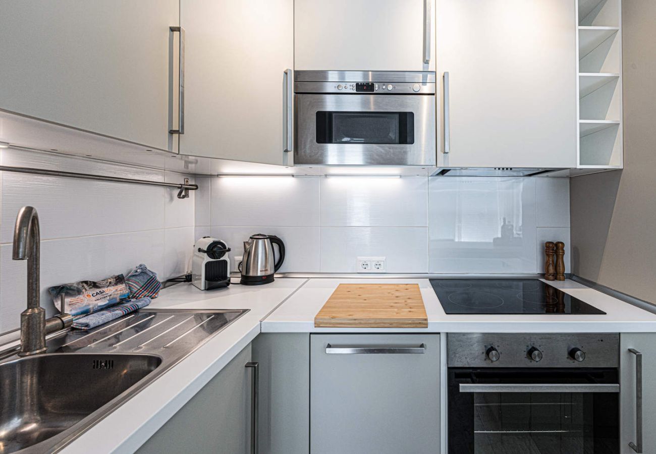 Cuisine ouverte entièrement équipée dans l'appartement Acapulco Playa 302.