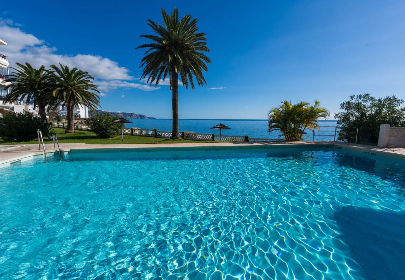 Piscine communautaire avec vue sur la mer dans l'immeuble Acapulco