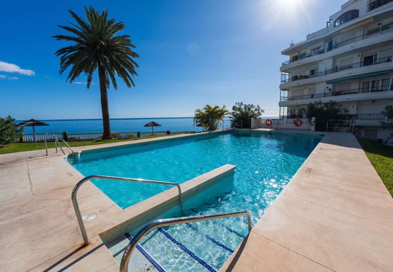 Piscine communautaire d'Acapulco 302 par une journée ensoleillée