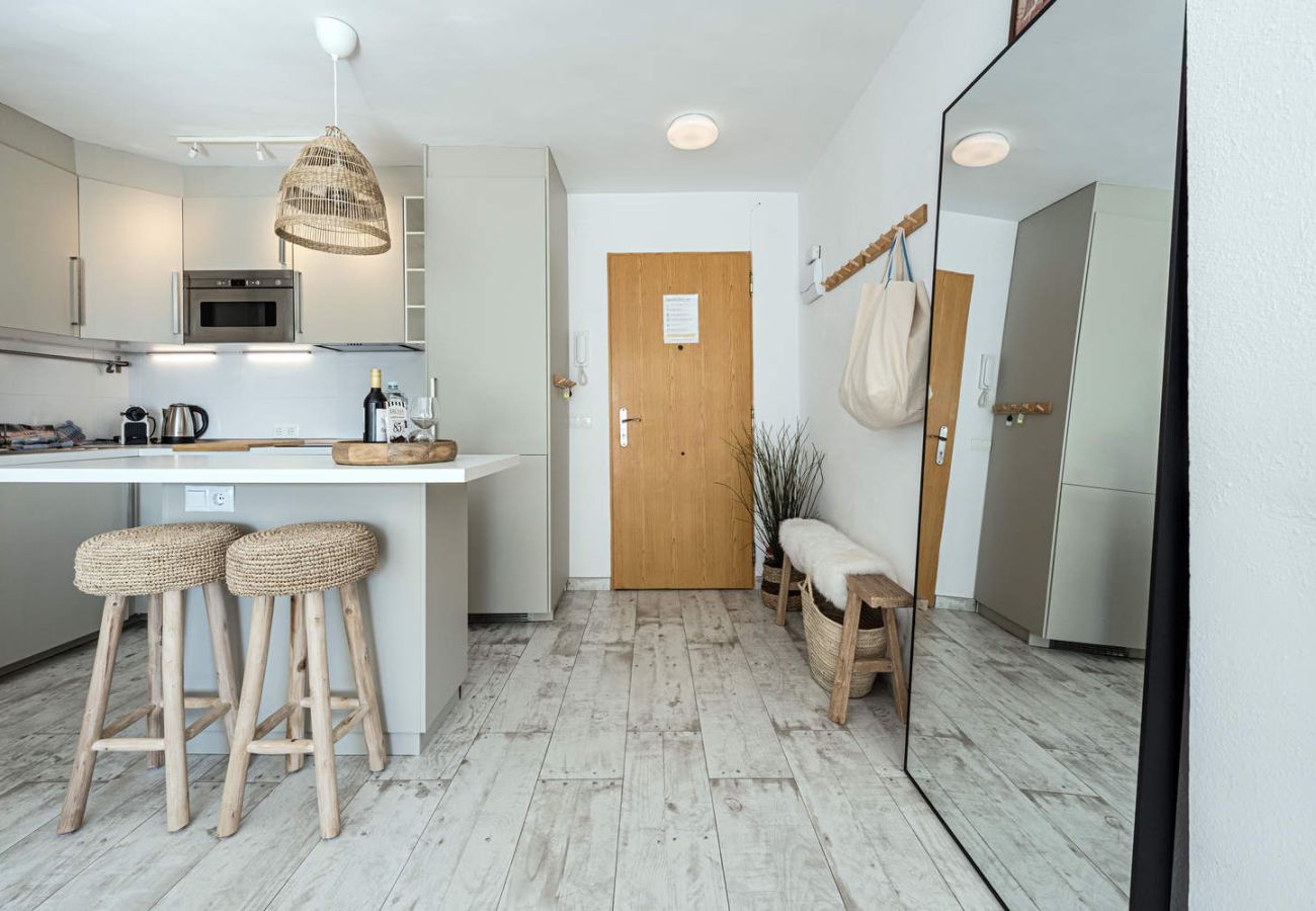 Salon lumineux de l'appartement Acapulco Playa 302 avec accès direct à la terrasse.