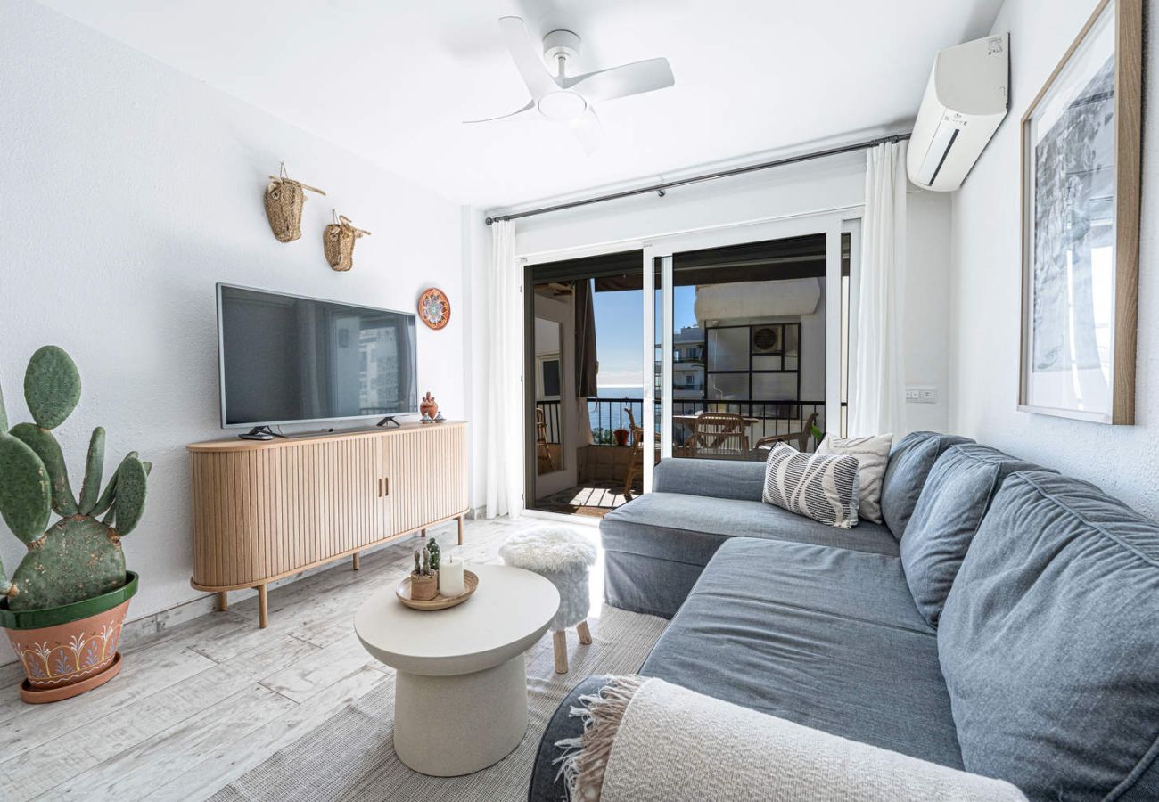 Vues de la salle de repos avec télévision et terrasse dans les appartements Acapulco 302.