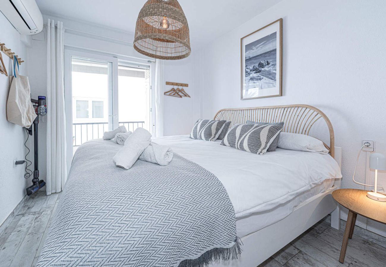 Chambre lumineuse avec lit double et matelas large et confortable