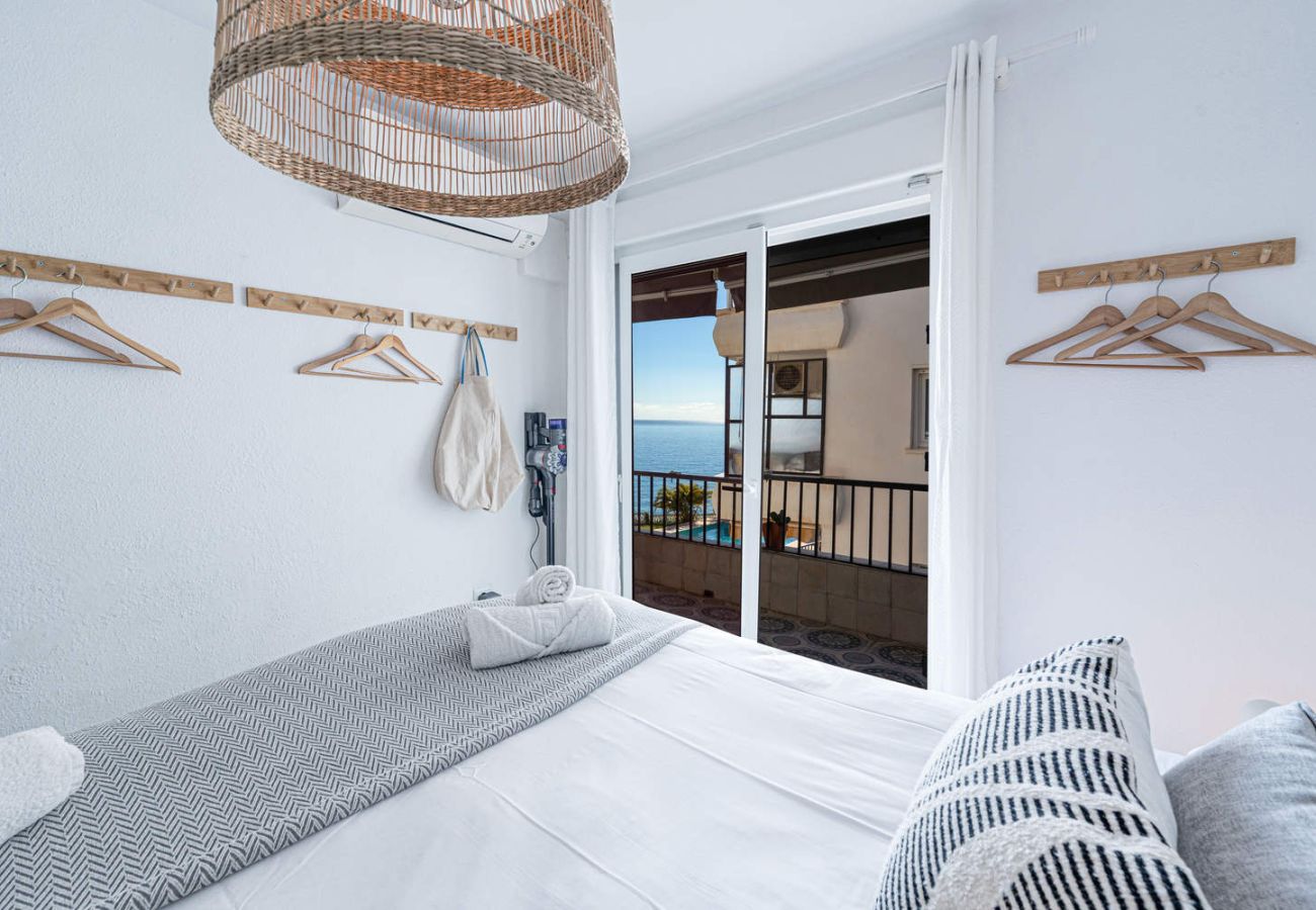 Chambre double avec commodités, on aperçoit l'aspirateur Dyson à la disposition des clients.