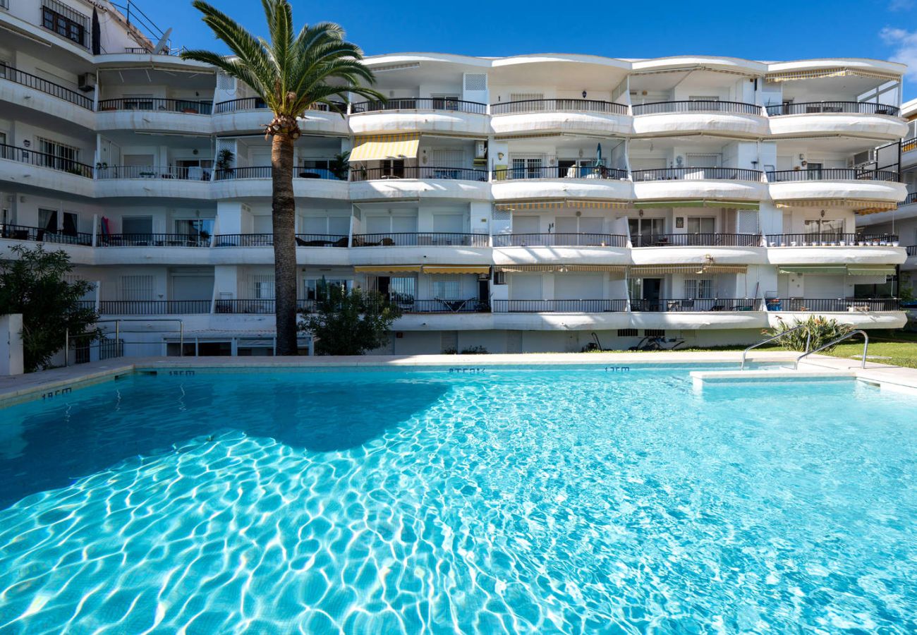 Piscine ensoleillée et toujours disponible à Acapulco 302 avec vue sur l'immeuble