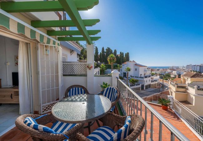 Balcon avec mobilier de jardin et vue imprenable sur la mer Méditerranée à Nerja.