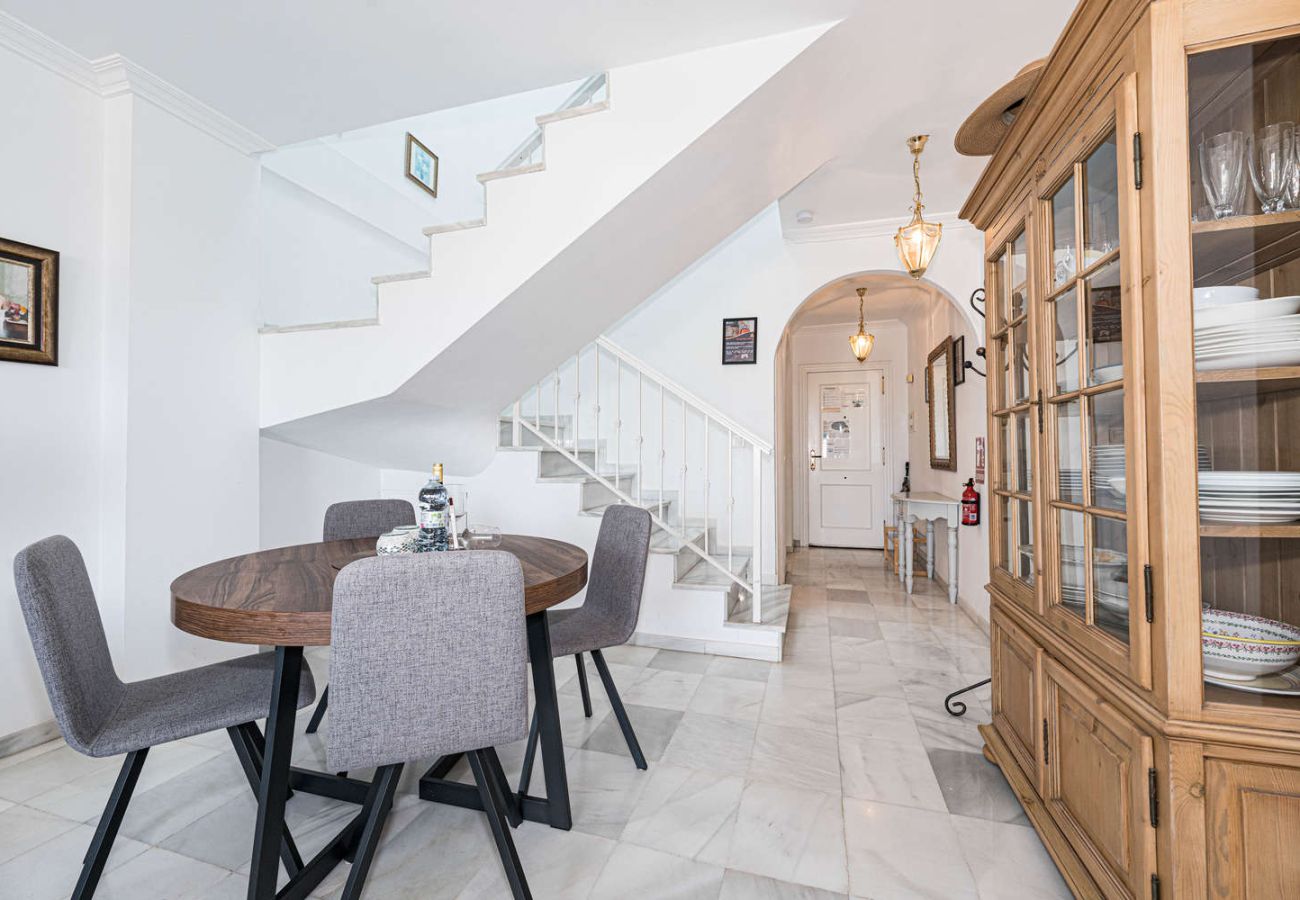Coin repas familial à côté de la cuisine entièrement équipée et entrée de la maison.
