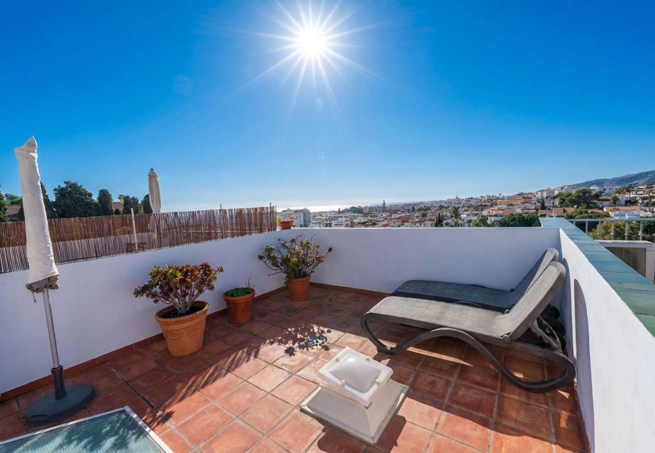 Toit-terrasse privé avec barbecue et vue panoramique sous le soleil de Nerja.
