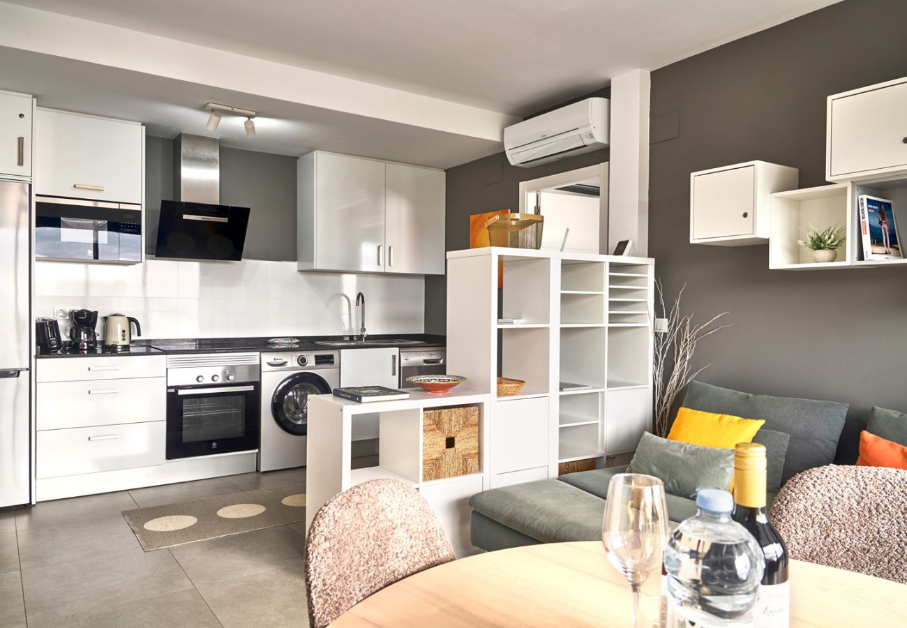 Cuisine haut de gamme entièrement équipée avec four et lave-vaisselle en appartement de vacances.