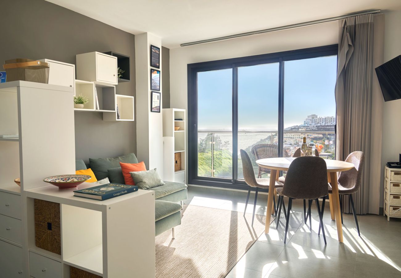 Salon moderne avec accès direct à la terrasse et vue sur la mer à Balcón del Mar Nerja.