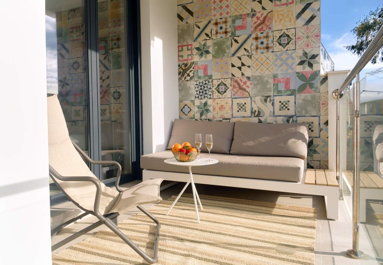 Espace lounge extérieur avec canapé sur terrasse privée face à la mer à Balcón del Mar.