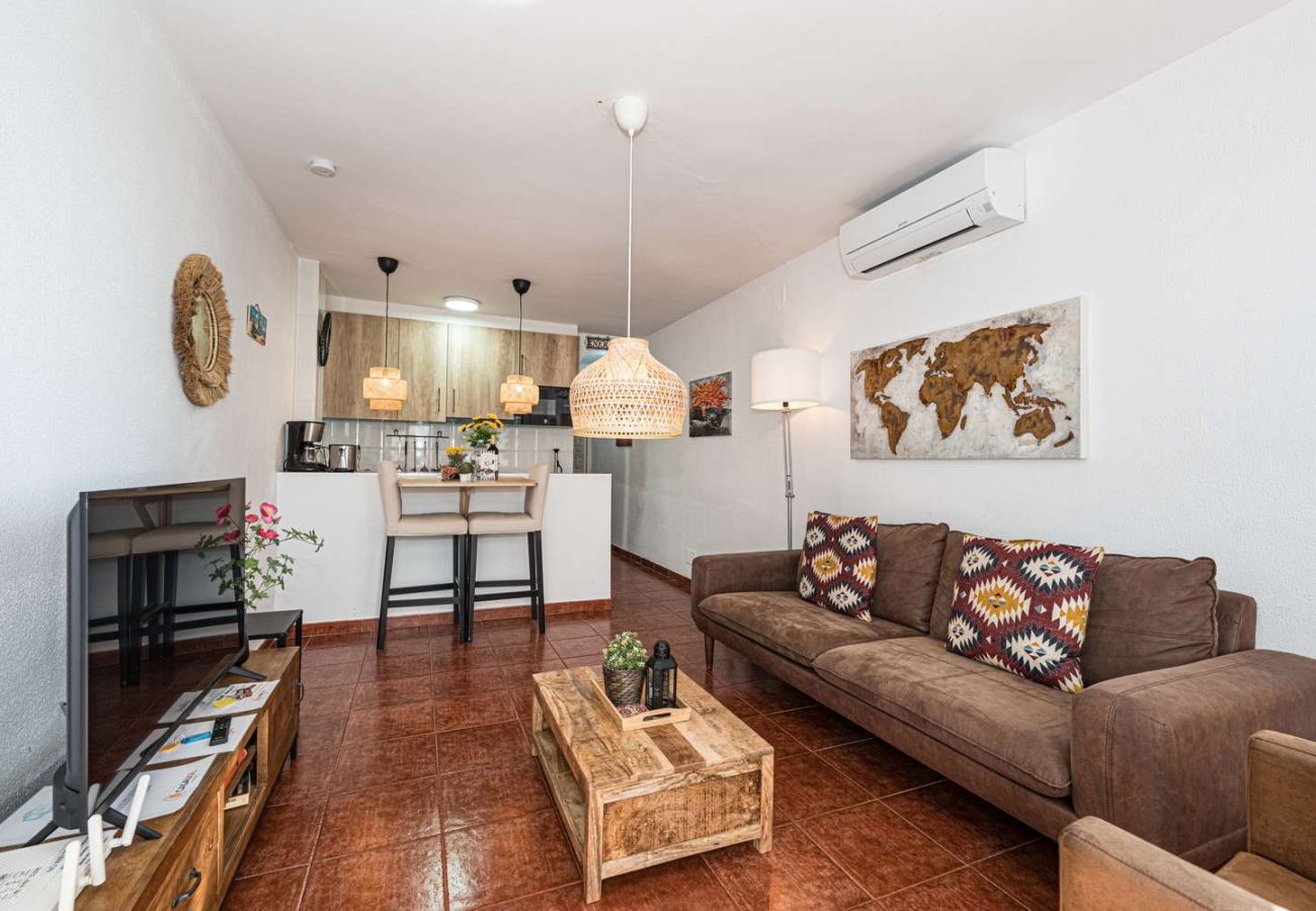 Salon moderne et lumineux avec mobilier design dans l'immeuble Arce 5.