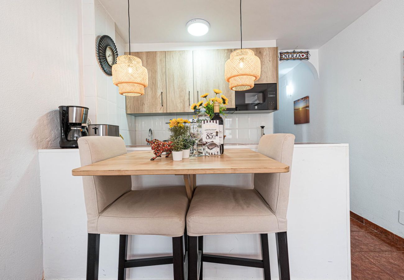 Coin repas et cuisine ouverte avec pack de bienvenue Casasol : vin et chocolats.