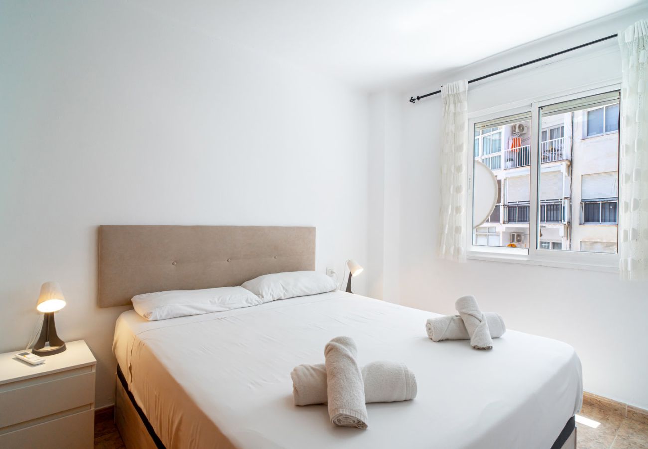 Chambre principale avec lit double et matelas de haute qualité à Nerja.