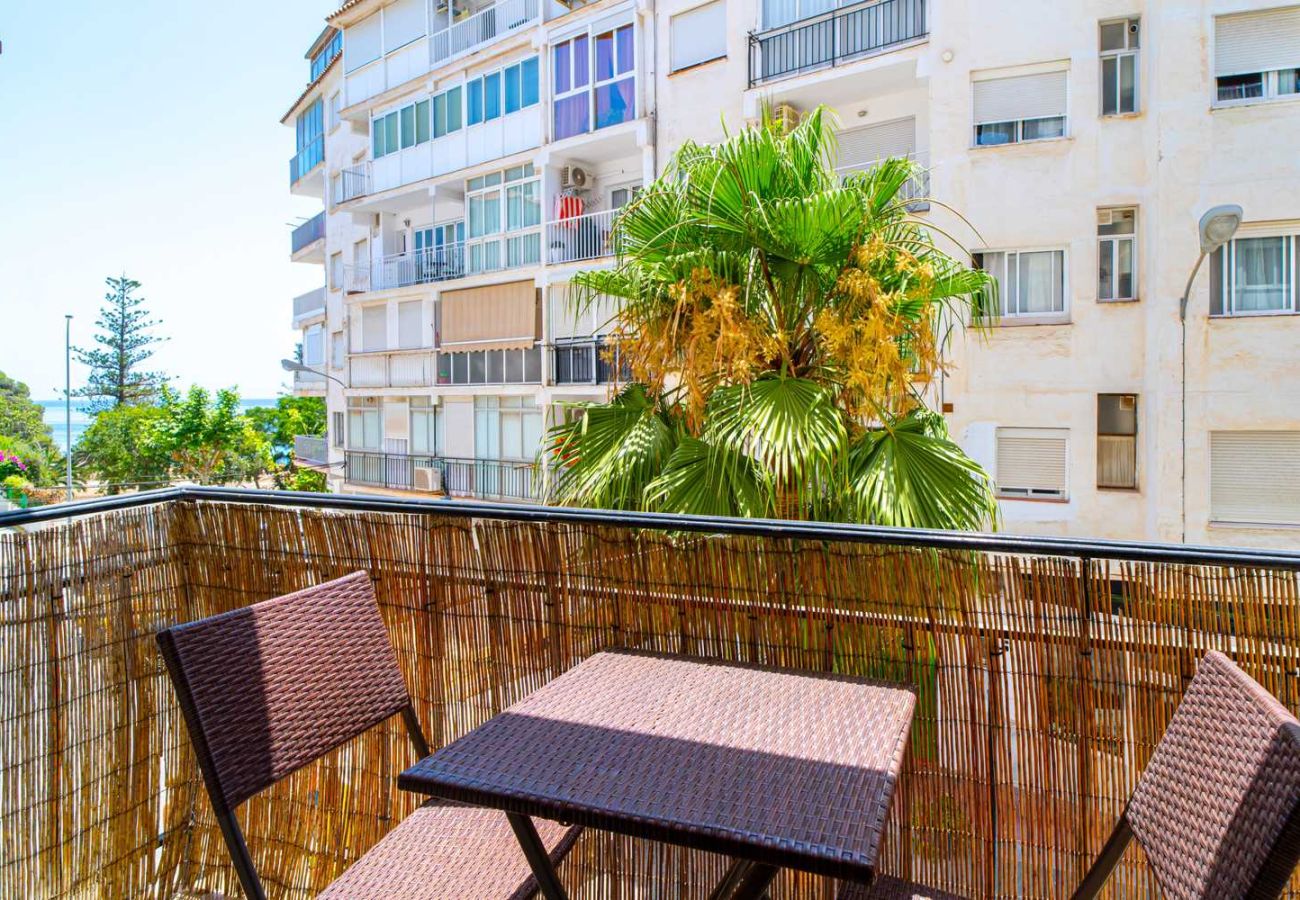 Balcon privé avec table, chaises et vue latérale sur la mer près de la plage Torrecilla.