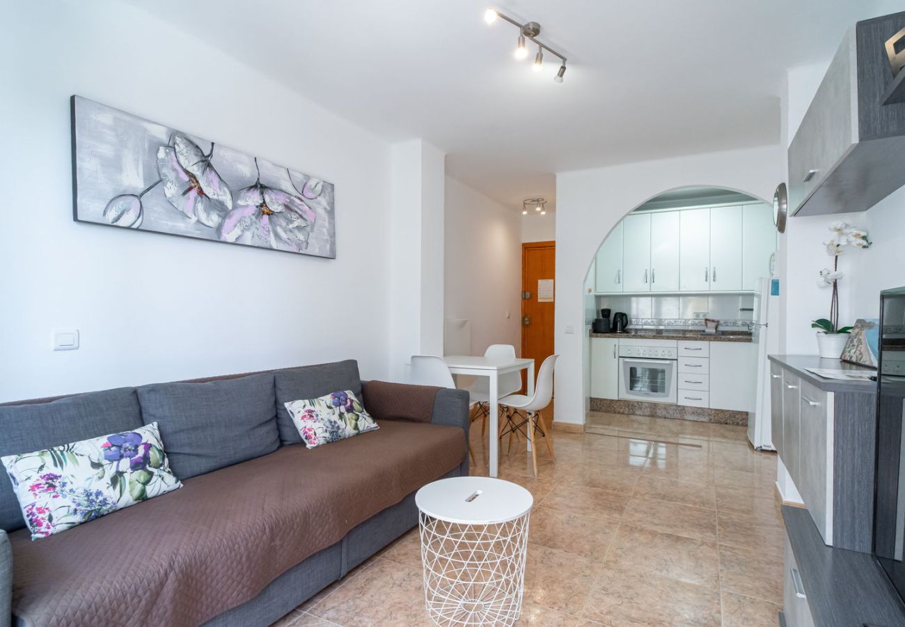 Espace de vie ouvert avec salon, salle à manger et cuisine intégrée à Nerja.