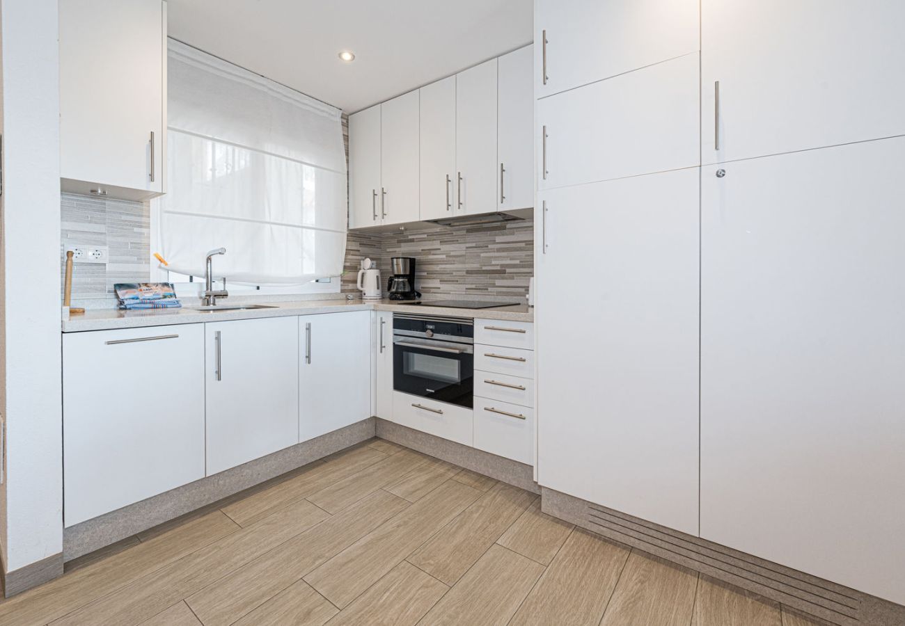 Cuisine moderne entièrement équipée avec lave-vaisselle et appareils électroménagers à Valparaiso 1B.