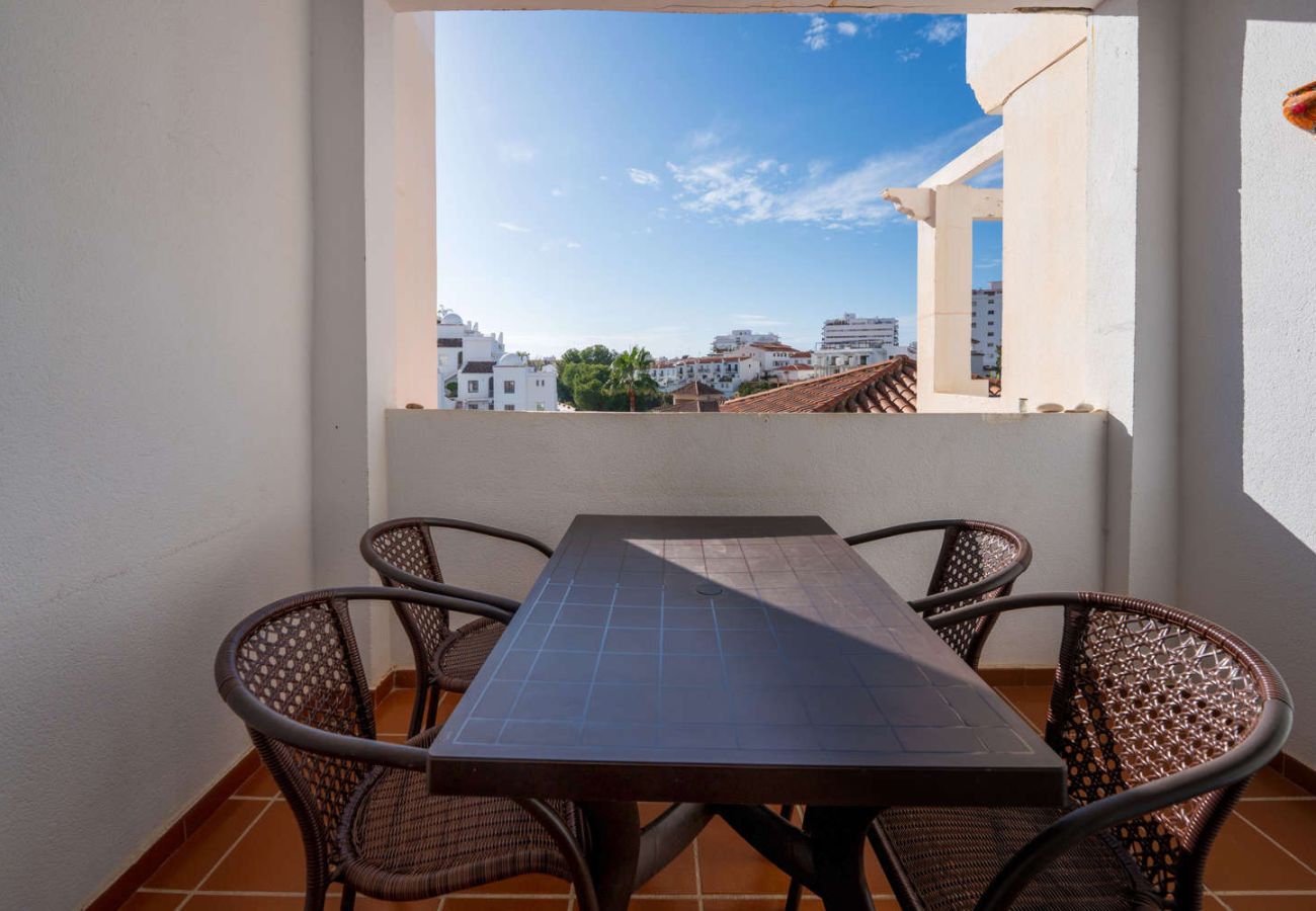 Terrasse privée avec table à manger extérieure dans l'appartement Valparaiso 1B Nerja.