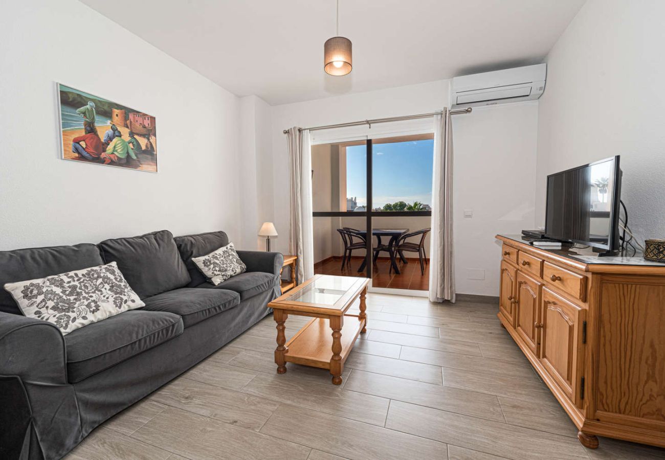 Salon lumineux avec climatisation et accès direct à la terrasse à Valparaiso 1B.