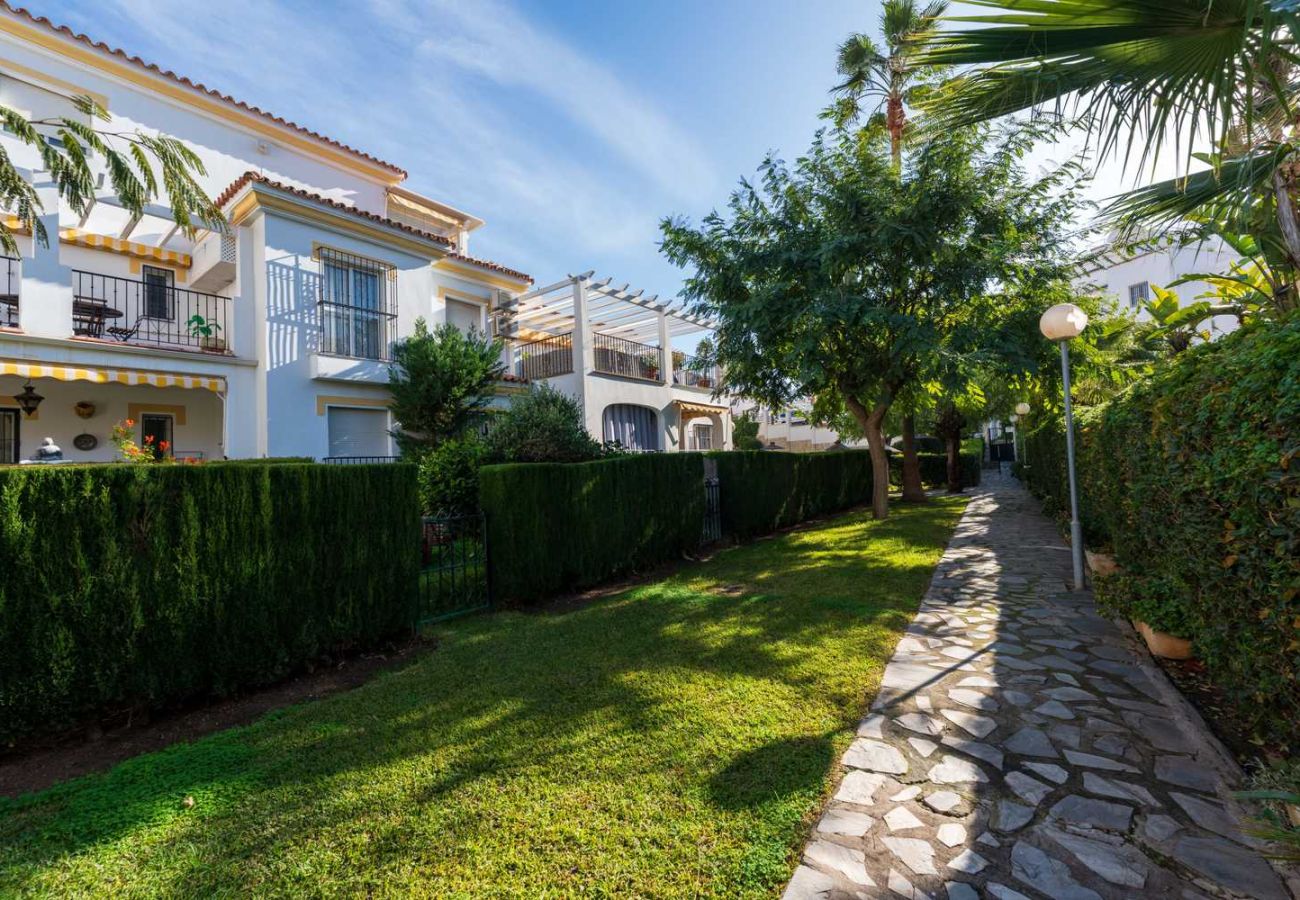 Appartement à Nerja - Appartement Valparaiso 1B à Playa Burriana avec piscine et 2 salles de bain