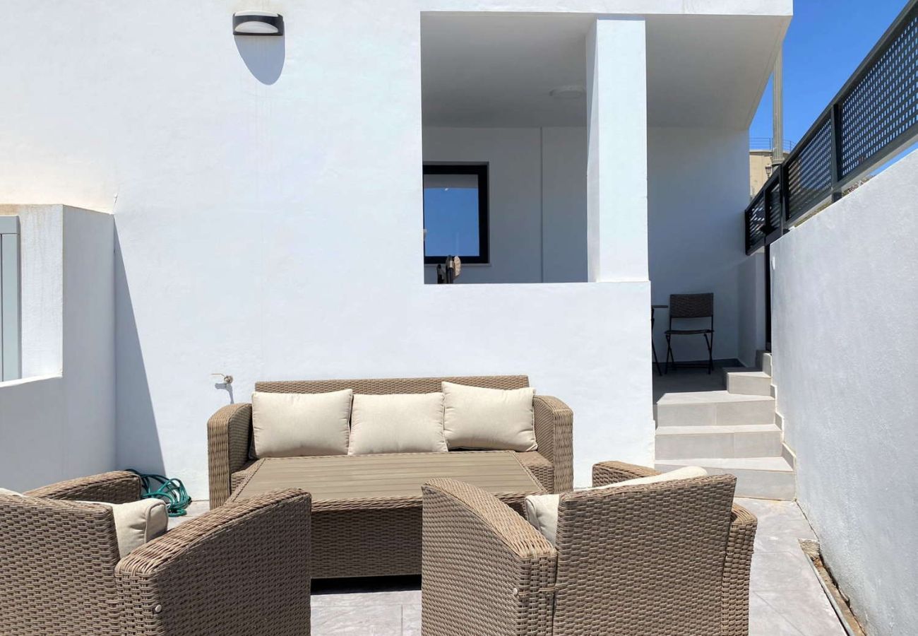 Appartement avec deux terrasses à Nerja : deuxième terrasse privée avec canapés et coin salon.