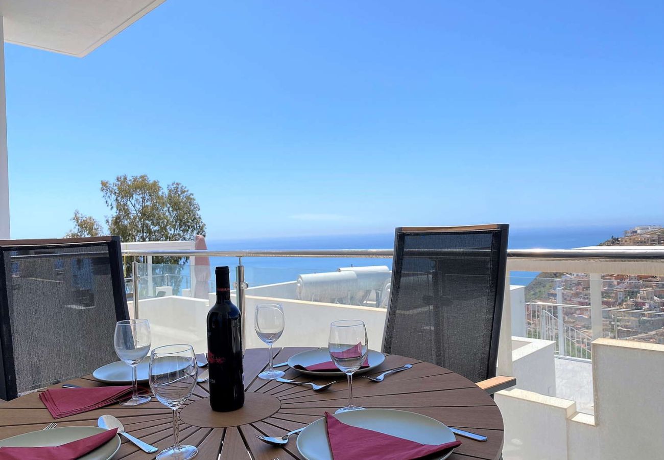 Table à manger sur une terrasse moderne avec vue frontale sur la mer à Nerja.