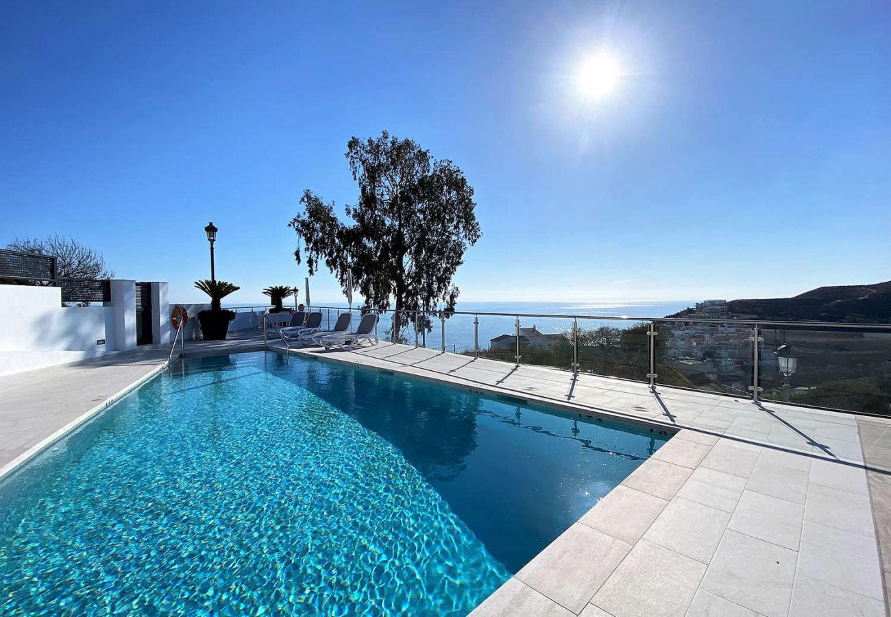 Piscine collective chauffée avec vue sur la mer à Balcón del Mar Nerja.