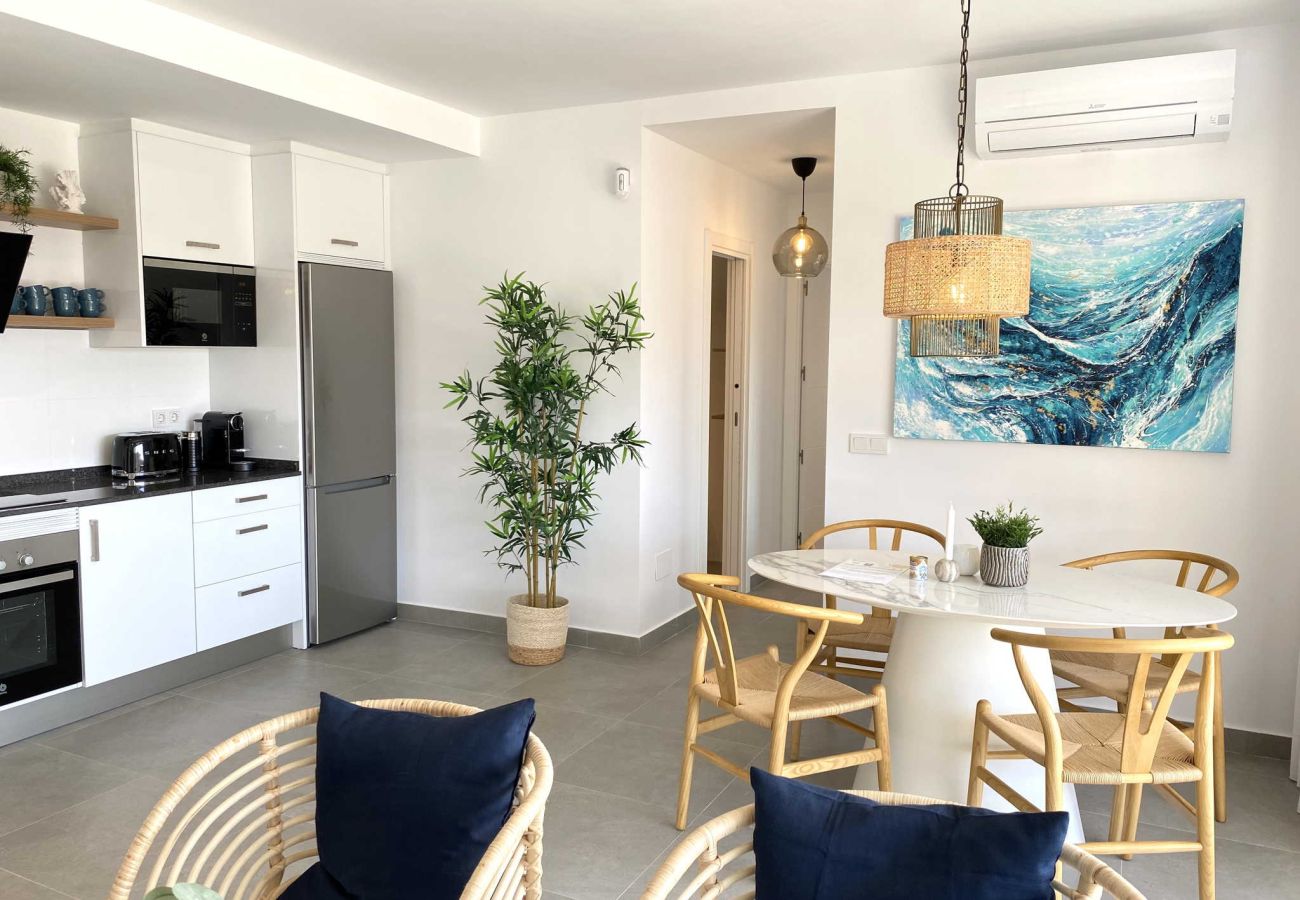 Espace de vie ouvert avec cuisine et salle à manger pour 6 personnes à Nerja.