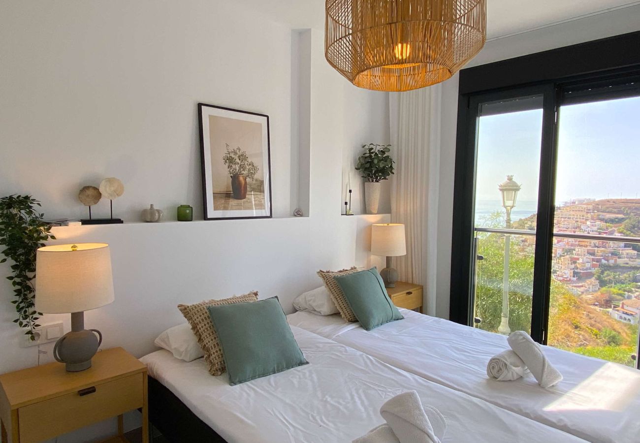 Chambre double décorée avec soin et vue sur la montagne à Nerja.