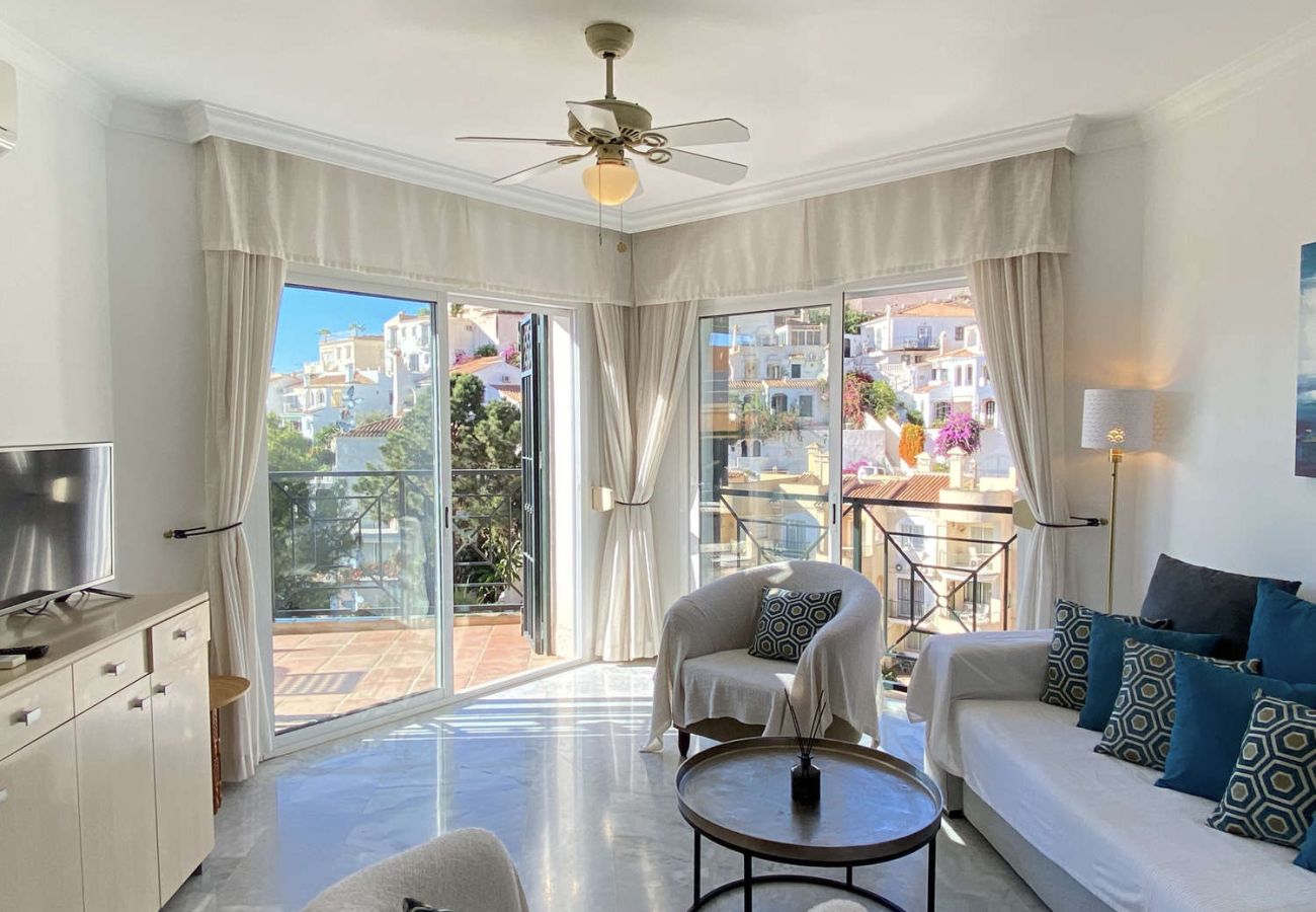 Grand salon-salle à manger avec canapé-lit à Villa Lucena, idéal pour les familles.