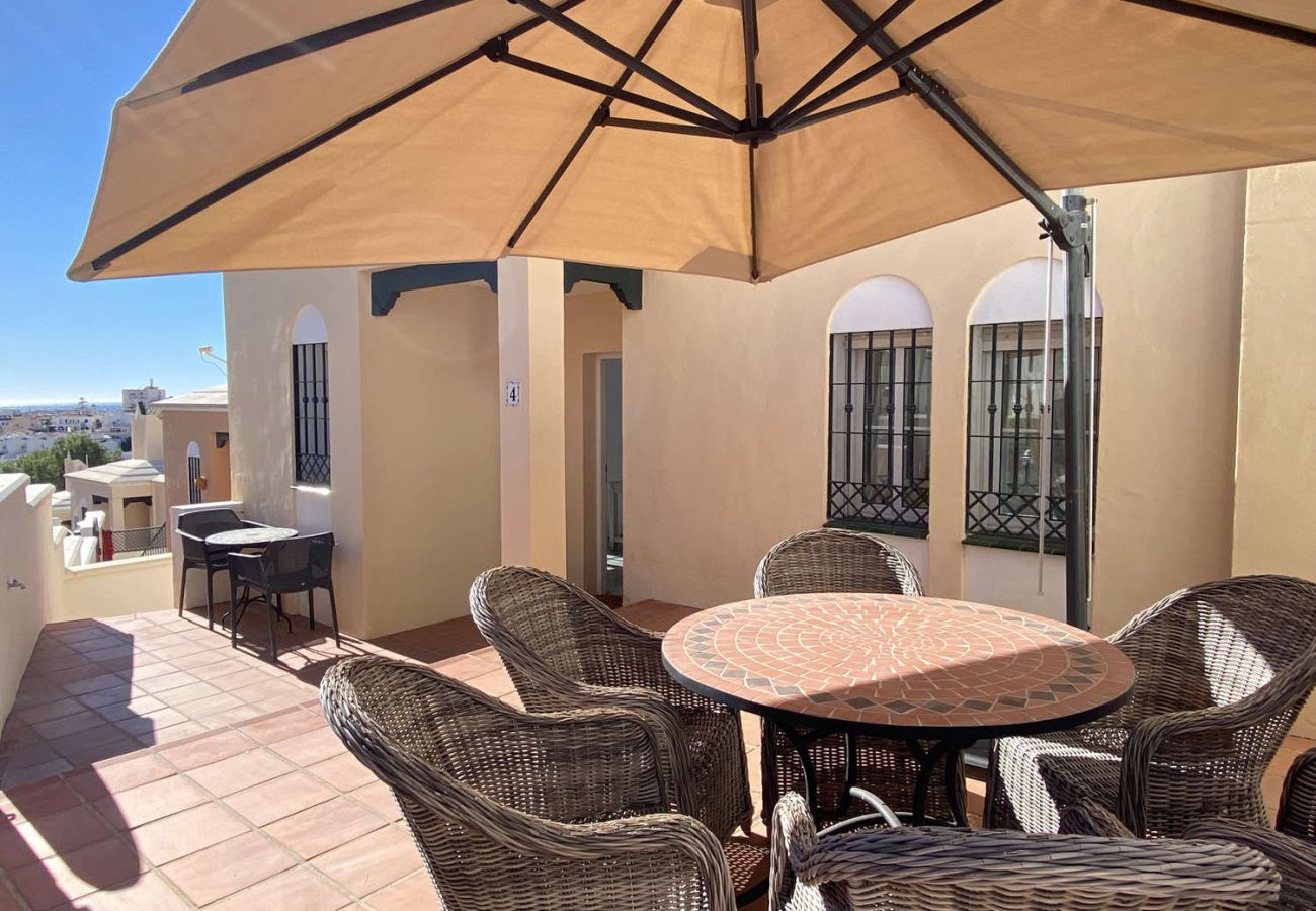 Terrasse privée avec barbecue et coin repas extérieur à Villa Lucena.