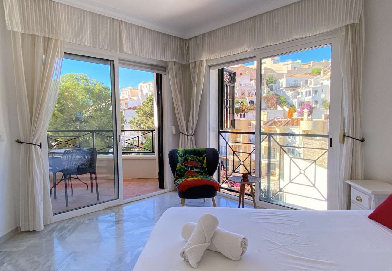 Chambre dans la Villa Lucena avec accès direct à la terrasse et à la piscine.