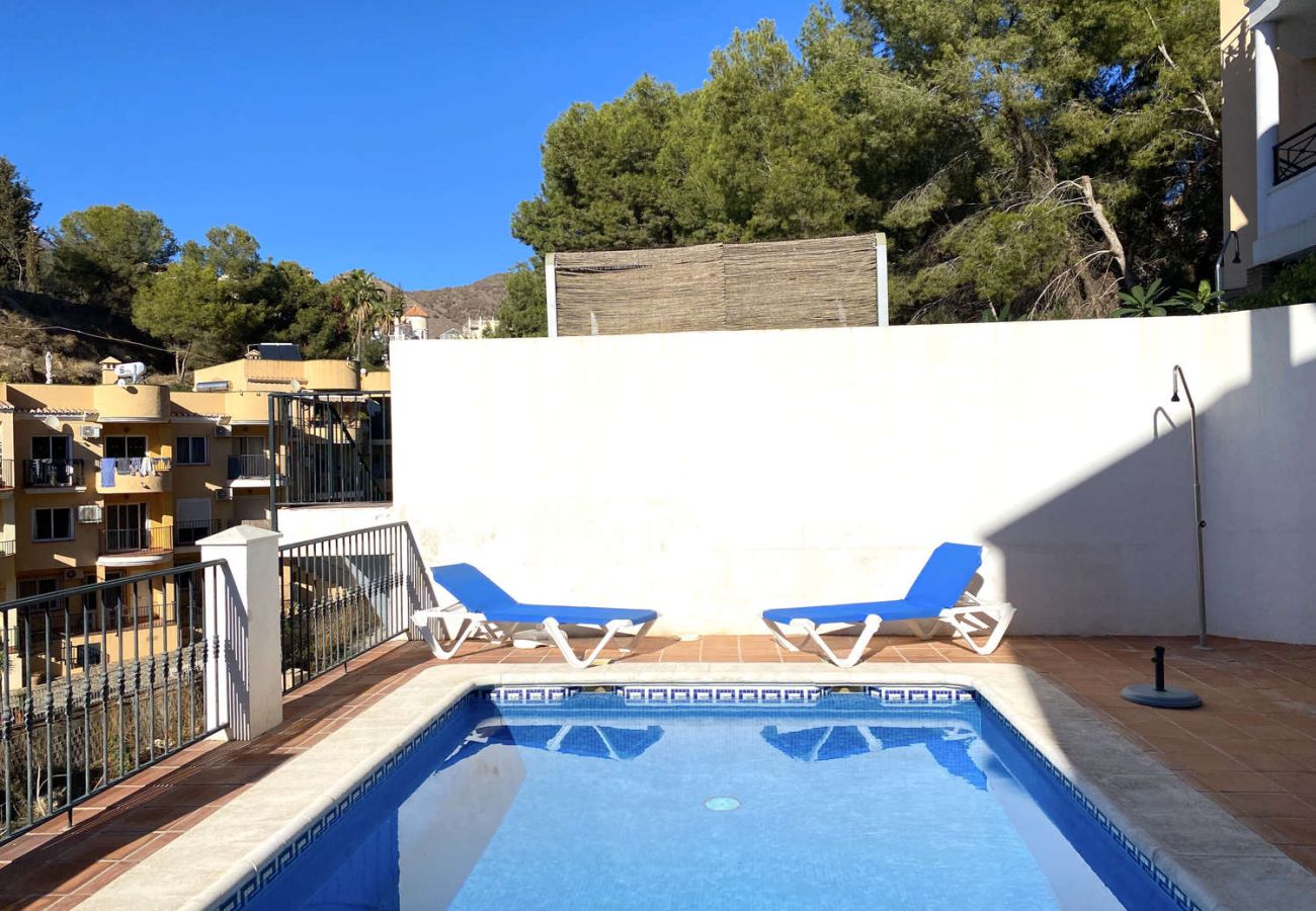 Espace solarium avec chaises longues pour se détendre à Villa Lucena.