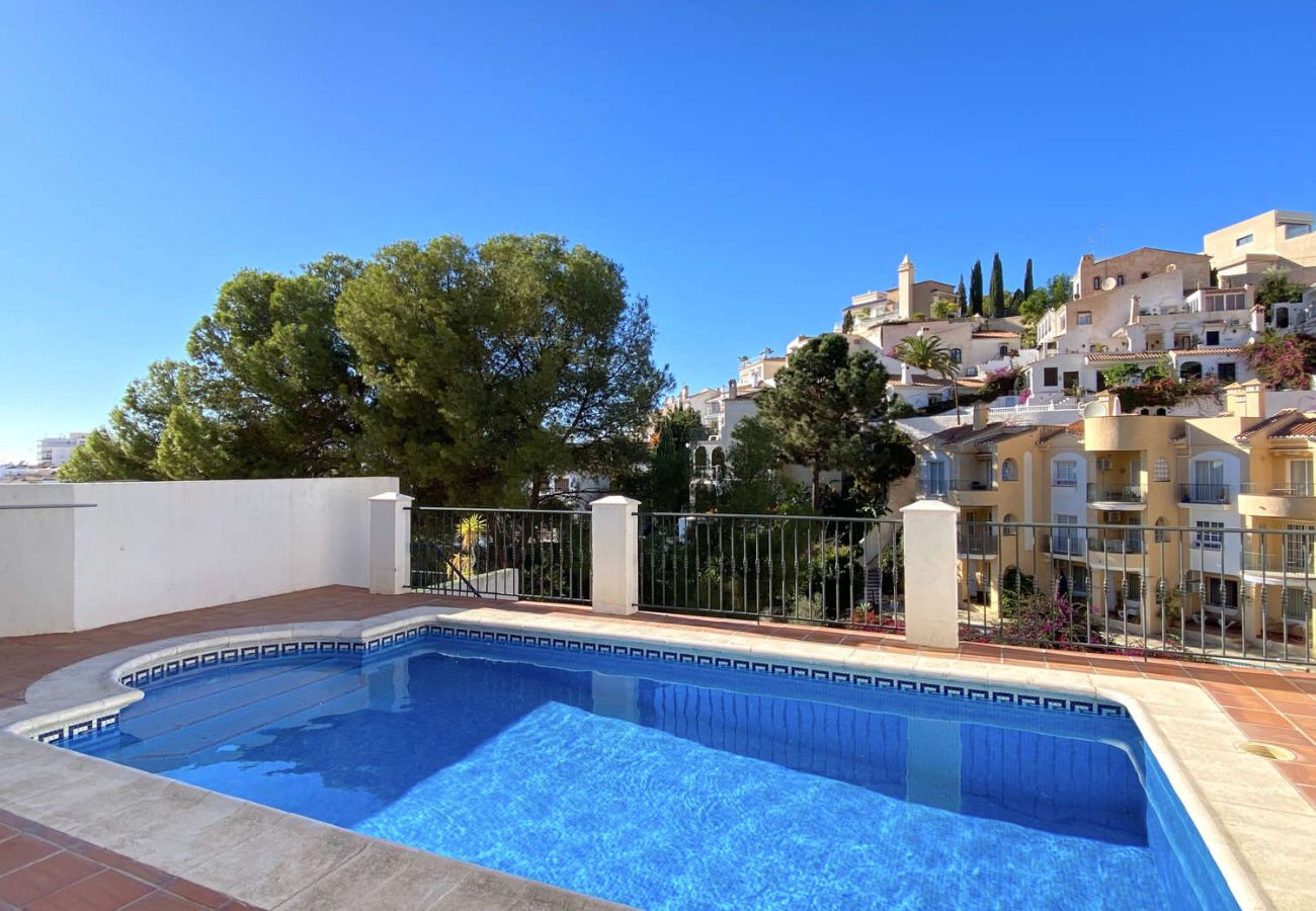 Villa Lucena à Nerja avec piscine privée près de la plage Burriana.