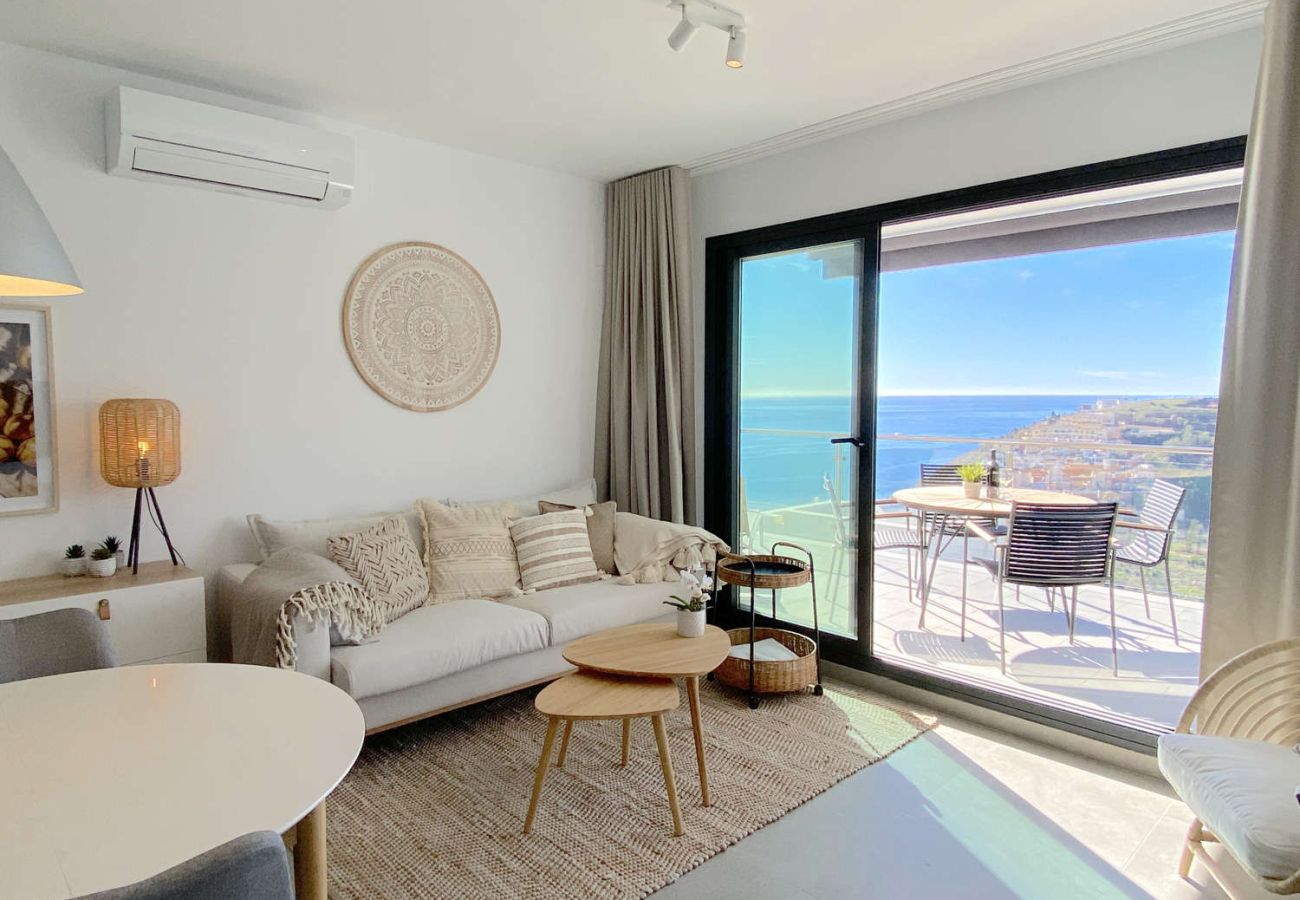 Salon moderne avec accès direct à la terrasse et vue sur la mer à Balcon del Mar Nerja.