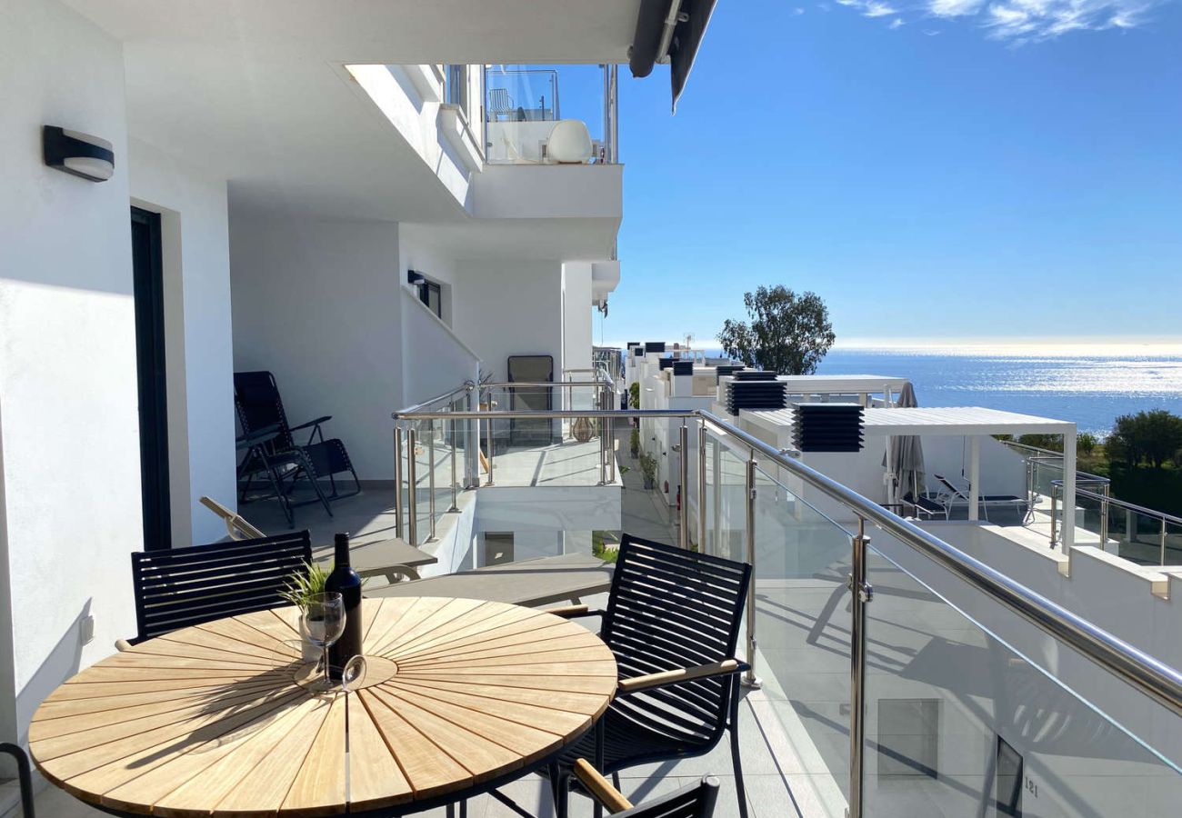 Terrasse privée avec vue sur la mer et la nature dans la résidence Balcon del Mar Nerja.