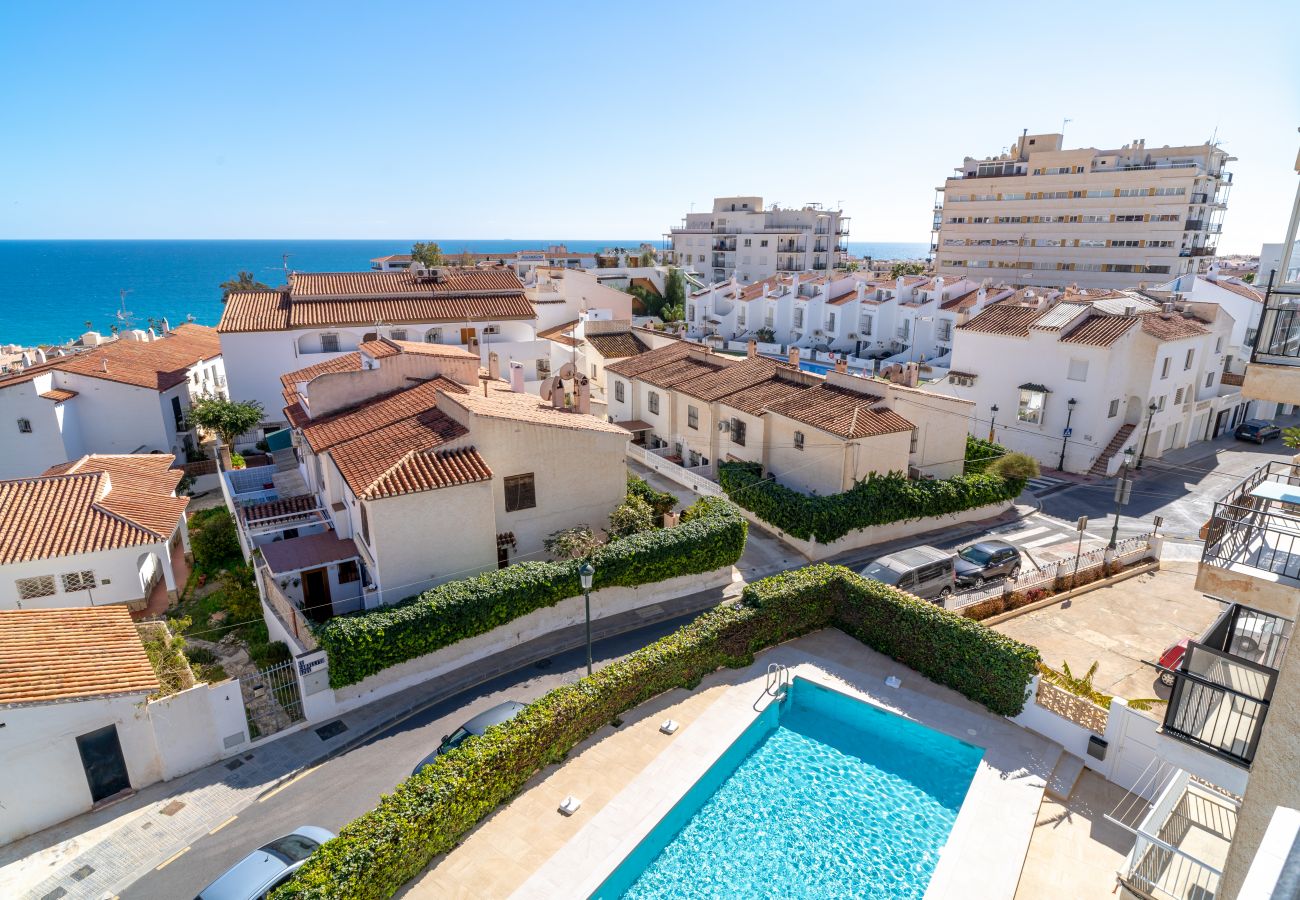 Terrasse privée avec coin repas et vue panoramique sur la mer à Nerja, Espagne.