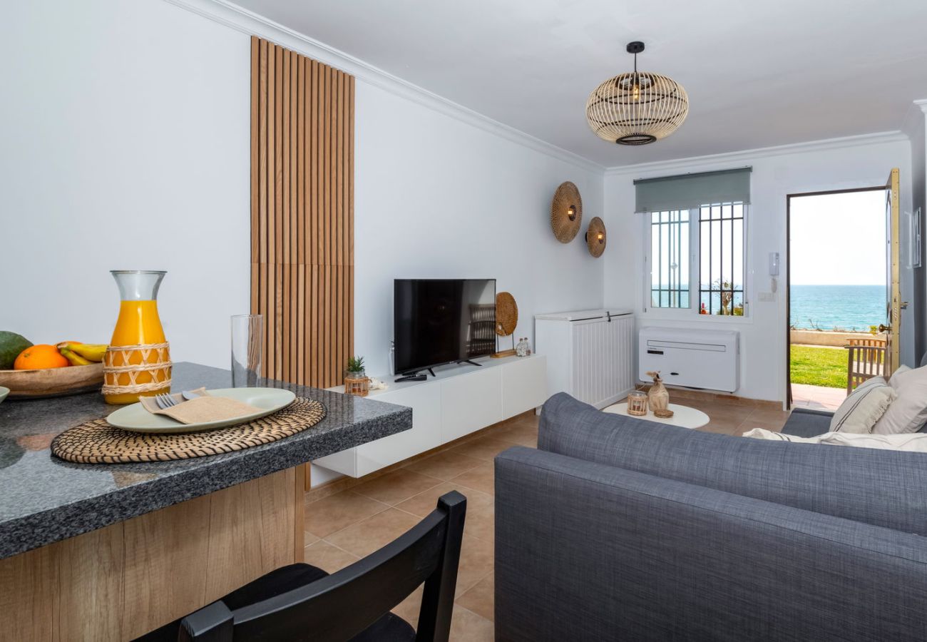 Salon moderne dans le bâtiment Arce avec  vue directe sur la mer de la plage de Torrecilla à Nerja.