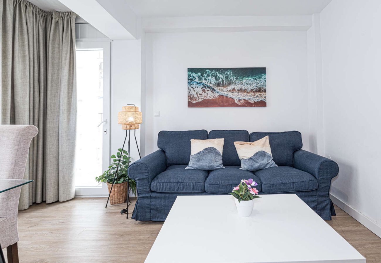 Salon chaleureux avec canapé confortable et lumière naturelle près de la plage à Nerja.