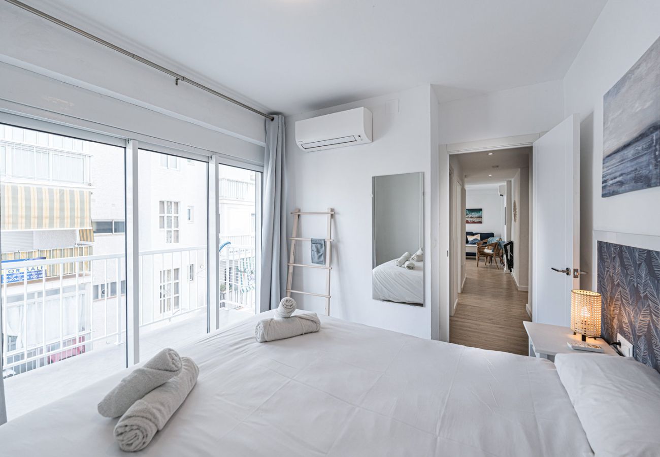 Chambre principale avec lit double et décoration moderne dans l'appartement Gaviota 3 Nerja.