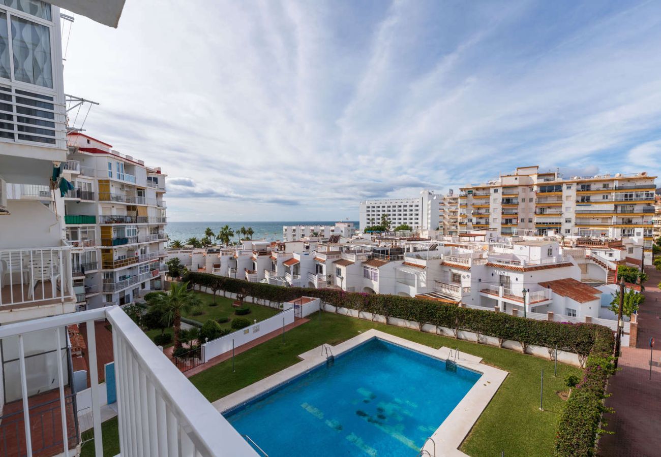 Vue du balcon sur la piscine commune dans le centre de Nerja, quartier Torrecilla.